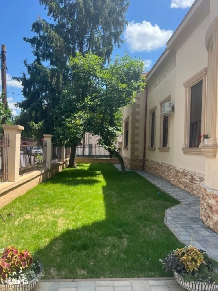 BRASADAS vinde casa cu 3 dormitoare in zona Titulescu. - Agentia Imobiliara BRASADAS vinde casă cu arhitectură deosebită in zona Titulescu.
Are o suprafață de 200 mp utili iar suprafața terenului este de 622mp. 
Casă tip evreiesc, înaltime interior 3,35m, pod înalt, renovată in 2022. Intrarea principală se face printr-un hol de intrare generos din care se intra in bucatarie si spre camere. 
Casa are 3 dormitoare, 3 băi- una cu vană, una cu duș și una de serviciu, living, dining, bucătarie cu o mica terasa, beci mare din cărămidă, de 45 m2, format din 3 incaperi cu intrare din exterior. 2 garaje in structura acoperita, vara una dintre parti se poate utiliza ca terasa acoperita. Intrare in curte cu masina.
Se accepta schimb cu o casă mai mică, in aceeași zona.
www.brasadas.com.