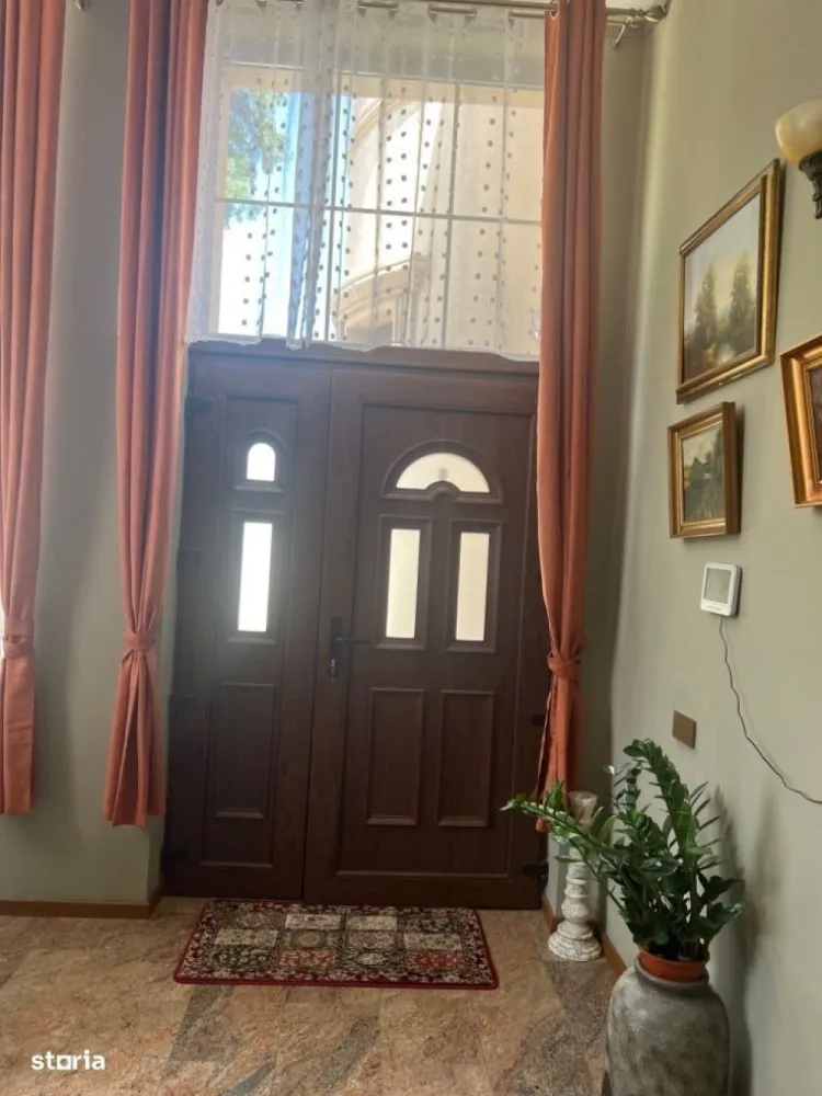 BRASADAS vinde casa cu 3 dormitoare in zona Titulescu. - Agentia Imobiliara BRASADAS vinde casă cu arhitectură deosebită in zona Titulescu.
Are o suprafață de 200 mp utili iar suprafața terenului este de 622mp. 
Casă tip evreiesc, înaltime interior 3,35m, pod înalt, renovată in 2022. Intrarea principală se face printr-un hol de intrare generos din care se intra in bucatarie si spre camere. 
Casa are 3 dormitoare, 3 băi- una cu vană, una cu duș și una de serviciu, living, dining, bucătarie cu o mica terasa, beci mare din cărămidă, de 45 m2, format din 3 incaperi cu intrare din exterior. 2 garaje in structura acoperita, vara una dintre parti se poate utiliza ca terasa acoperita. Intrare in curte cu masina.
Se accepta schimb cu o casă mai mică, in aceeași zona.
www.brasadas.com.