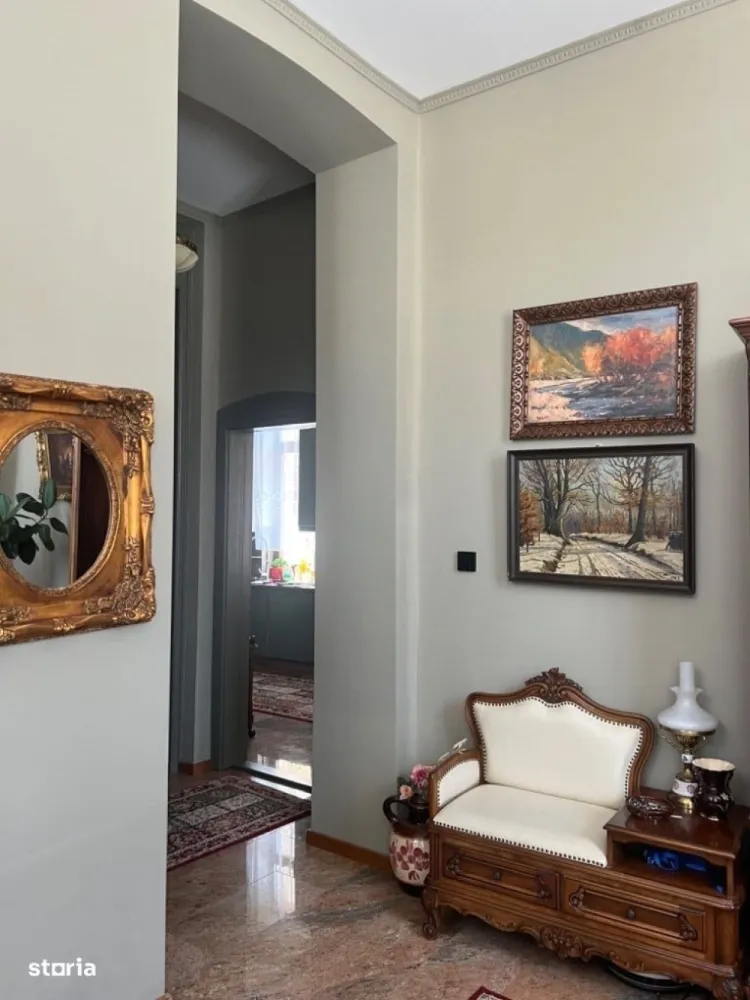 BRASADAS vinde casa cu 3 dormitoare in zona Titulescu. - Agentia Imobiliara BRASADAS vinde casă cu arhitectură deosebită in zona Titulescu.
Are o suprafață de 200 mp utili iar suprafața terenului este de 622mp. 
Casă tip evreiesc, înaltime interior 3,35m, pod înalt, renovată in 2022. Intrarea principală se face printr-un hol de intrare generos din care se intra in bucatarie si spre camere. 
Casa are 3 dormitoare, 3 băi- una cu vană, una cu duș și una de serviciu, living, dining, bucătarie cu o mica terasa, beci mare din cărămidă, de 45 m2, format din 3 incaperi cu intrare din exterior. 2 garaje in structura acoperita, vara una dintre parti se poate utiliza ca terasa acoperita. Intrare in curte cu masina.
Se accepta schimb cu o casă mai mică, in aceeași zona.
www.brasadas.com.