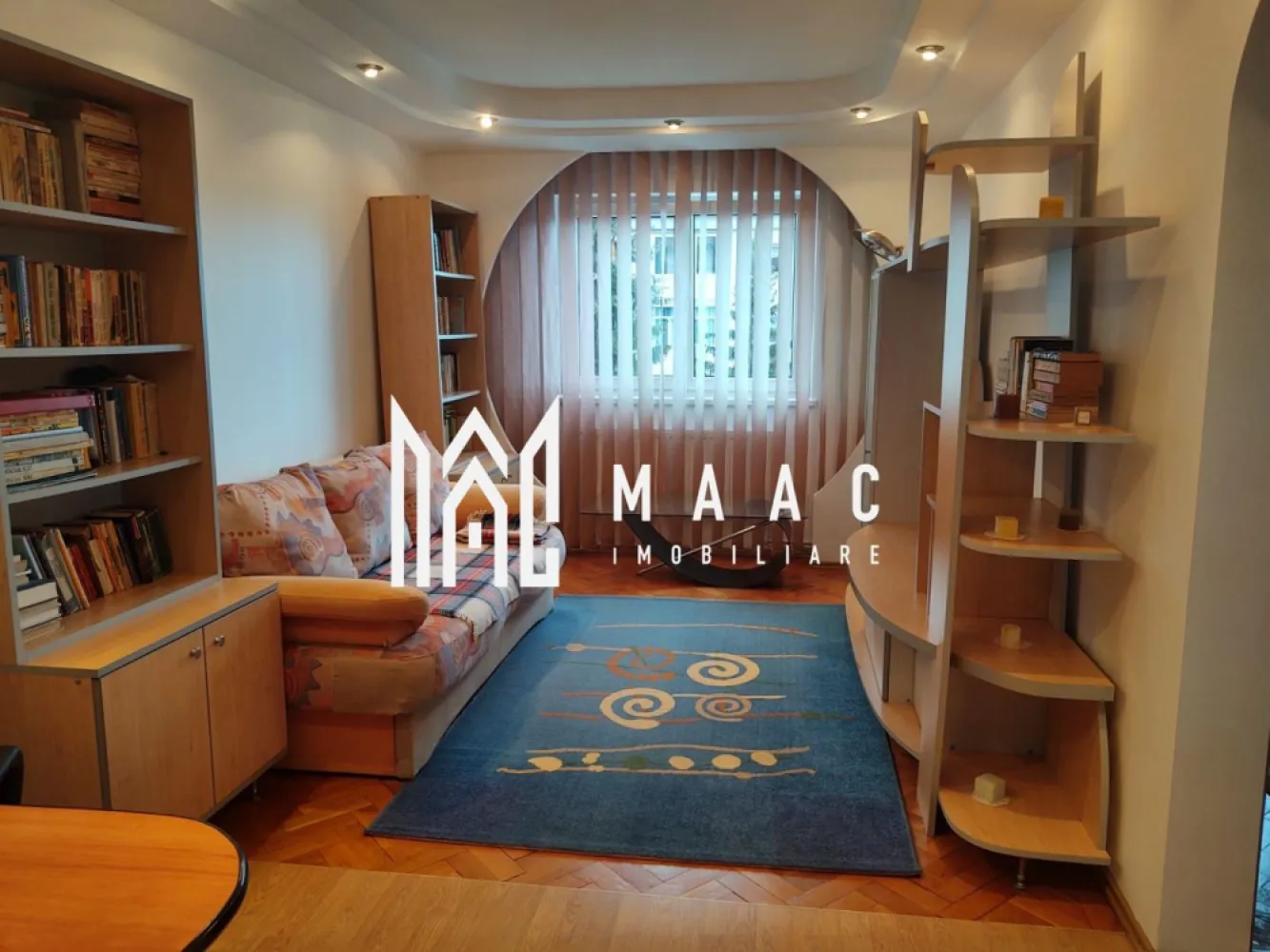 Apartament 3 camere I Etajul 3 I Decomandat I Strand - MAAC Imobiliare propune spre inchiriere un apartament cu 3 camere situat intr-un imobil cu 4 etaje din zona Strand.

Locuinta cuprinde: hol de acces, bucatarie deschisa, living, 2 dormitoare, baie cu vana si geam de aerisire.

Se preda mobilata/utilata ca in poze.

Nu sunt acceptate animale de companie.

Se percepe garantie si chirie in avans.

Disponibil de la 1 Iulie 2025.

Pentru mai multe detalii precizati telefonic ca ati vazut anuntul cu ID:CP2554141