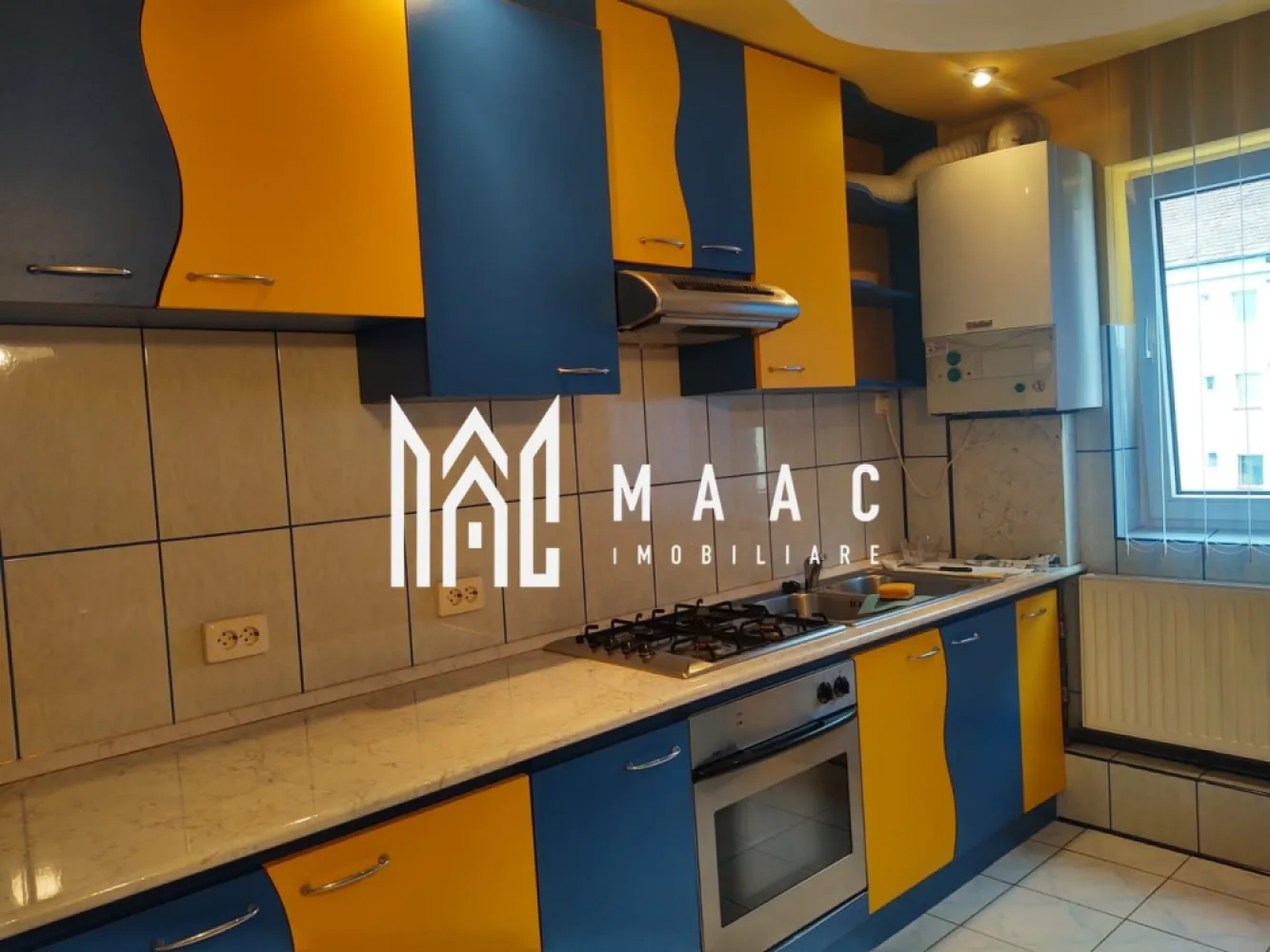 Apartament 3 camere I Etajul 3 I Decomandat I Strand - MAAC Imobiliare propune spre inchiriere un apartament cu 3 camere situat intr-un imobil cu 4 etaje din zona Strand.

Locuinta cuprinde: hol de acces, bucatarie deschisa, living, 2 dormitoare, baie cu vana si geam de aerisire.

Se preda mobilata/utilata ca in poze.

Nu sunt acceptate animale de companie.

Se percepe garantie si chirie in avans.

Disponibil de la 1 Iulie 2025.

Pentru mai multe detalii precizati telefonic ca ati vazut anuntul cu ID:CP2554141