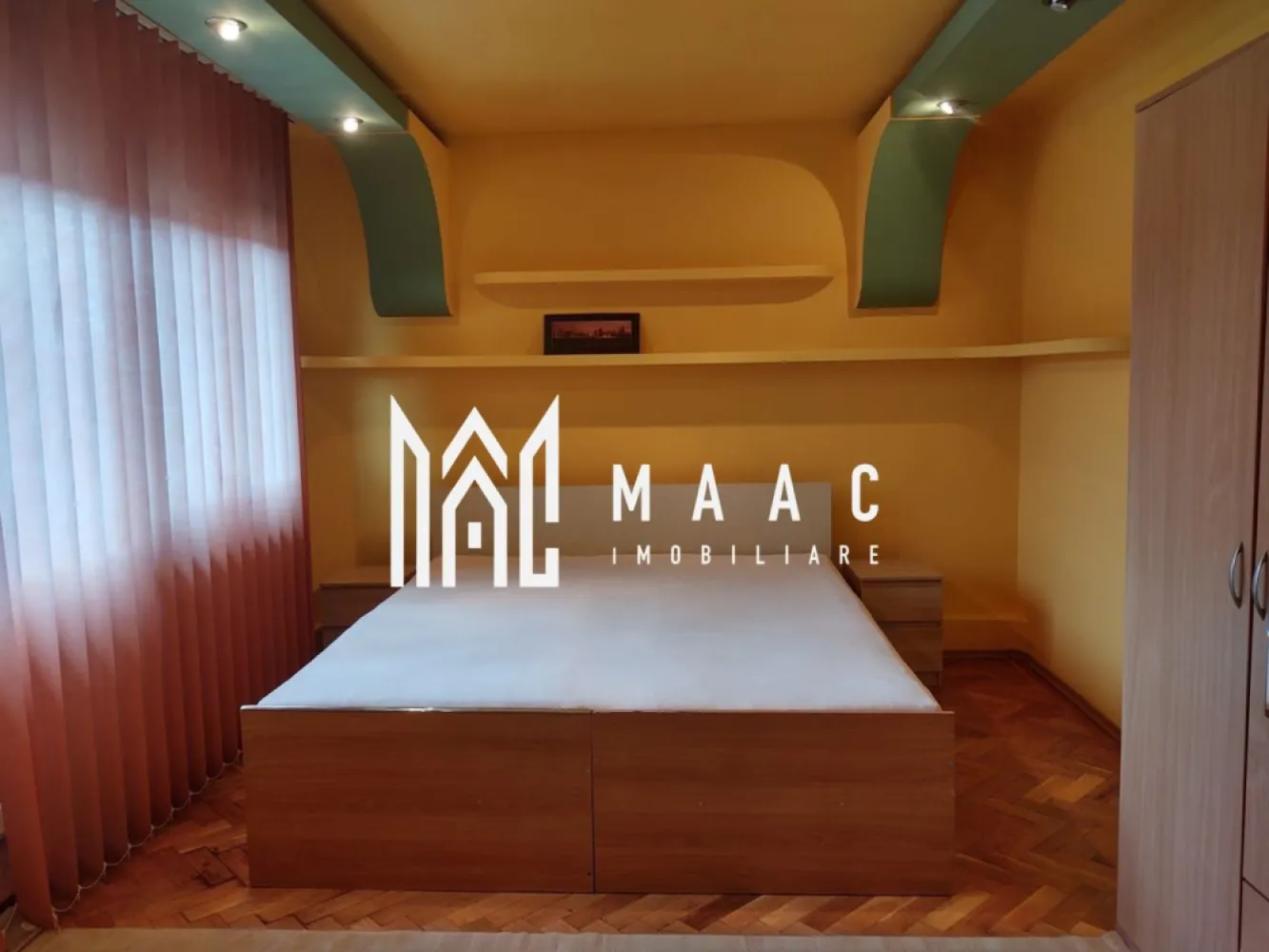 Apartament 3 camere I Etajul 3 I Decomandat I Strand - MAAC Imobiliare propune spre inchiriere un apartament cu 3 camere situat intr-un imobil cu 4 etaje din zona Strand.

Locuinta cuprinde: hol de acces, bucatarie deschisa, living, 2 dormitoare, baie cu vana si geam de aerisire.

Se preda mobilata/utilata ca in poze.

Nu sunt acceptate animale de companie.

Se percepe garantie si chirie in avans.

Disponibil de la 1 Iulie 2025.

Pentru mai multe detalii precizati telefonic ca ati vazut anuntul cu ID:CP2554141