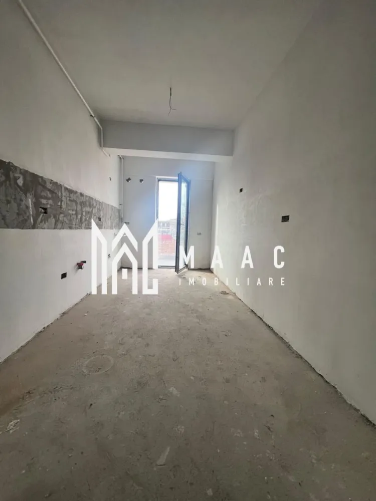 Studio | Dem Radulescu- Ostroveni | Bloc intabulat - MAAC Imobiliare vă propune spre vânzare un studio modern, situat în zona foarte căutată Dem Rădulescu – Ostroveni, în Râmnicu Vâlcea. Proprietatea se află la etajul 2 al unui bloc intabulat, oferind confort și acces rapid la toate punctele de interes din zonă.

Suprafață construită: 50 m²
Compartimentare practică și bine gândită:

* Cameră spațioasă și luminoasă
* Bucătărie separată
* Grup sanitar
* Terasă ideală pentru relaxare

Studioul se vinde finisat, iar predarea se face imediat, cu posibilitatea ca viitorul proprietar să personalizeze spațiul după propriile preferințe.

Loc de parcare exterior inclus în preț, înscris în actul de proprietate – un avantaj important pentru zonă.

Achiziția se poate face prin orice modalitate de plată, ceea ce face această ofertă potrivită pentru locuire sau investiție.

Un studio cochet, într-o zonă în plină dezvoltare – o oportunitate excelentă oferită de MAAC Imobiliare.

Pentru detalii suplimentare sau programarea unei vizionări, vă stăm cu drag la dispoziție!

id: CP2851671