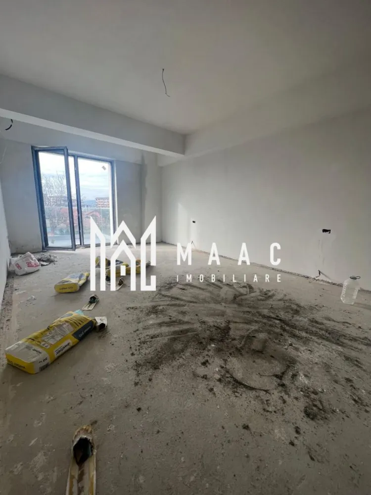 Studio | Dem Radulescu- Ostroveni | Bloc intabulat - MAAC Imobiliare vă propune spre vânzare un studio modern, situat în zona foarte căutată Dem Rădulescu – Ostroveni, în Râmnicu Vâlcea. Proprietatea se află la etajul 2 al unui bloc intabulat, oferind confort și acces rapid la toate punctele de interes din zonă.

Suprafață construită: 50 m²
Compartimentare practică și bine gândită:

* Cameră spațioasă și luminoasă
* Bucătărie separată
* Grup sanitar
* Terasă ideală pentru relaxare

Studioul se vinde finisat, iar predarea se face imediat, cu posibilitatea ca viitorul proprietar să personalizeze spațiul după propriile preferințe.

Loc de parcare exterior inclus în preț, înscris în actul de proprietate – un avantaj important pentru zonă.

Achiziția se poate face prin orice modalitate de plată, ceea ce face această ofertă potrivită pentru locuire sau investiție.

Un studio cochet, într-o zonă în plină dezvoltare – o oportunitate excelentă oferită de MAAC Imobiliare.

Pentru detalii suplimentare sau programarea unei vizionări, vă stăm cu drag la dispoziție!

id: CP2851671
