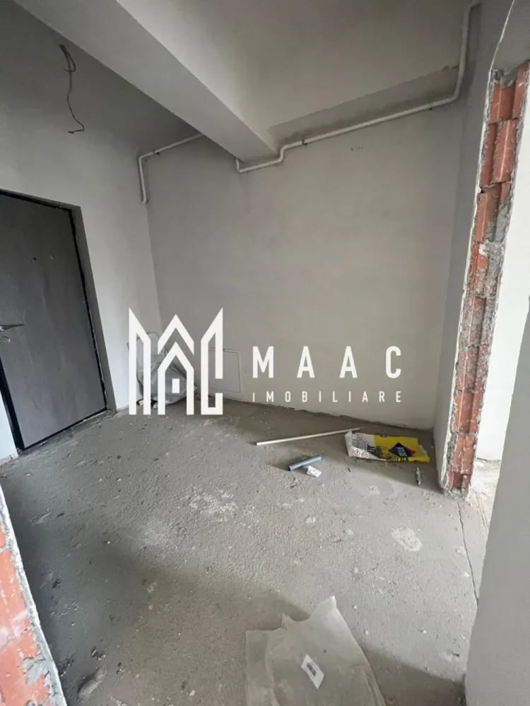 Studio | Dem Radulescu- Ostroveni | Bloc intabulat - MAAC Imobiliare vă propune spre vânzare un studio modern, situat în zona foarte căutată Dem Rădulescu – Ostroveni, în Râmnicu Vâlcea. Proprietatea se află la etajul 2 al unui bloc intabulat, oferind confort și acces rapid la toate punctele de interes din zonă.

Suprafață construită: 50 m²
Compartimentare practică și bine gândită:

* Cameră spațioasă și luminoasă
* Bucătărie separată
* Grup sanitar
* Terasă ideală pentru relaxare

Studioul se vinde finisat, iar predarea se face imediat, cu posibilitatea ca viitorul proprietar să personalizeze spațiul după propriile preferințe.

Loc de parcare exterior inclus în preț, înscris în actul de proprietate – un avantaj important pentru zonă.

Achiziția se poate face prin orice modalitate de plată, ceea ce face această ofertă potrivită pentru locuire sau investiție.

Un studio cochet, într-o zonă în plină dezvoltare – o oportunitate excelentă oferită de MAAC Imobiliare.

Pentru detalii suplimentare sau programarea unei vizionări, vă stăm cu drag la dispoziție!

id: CP2851671