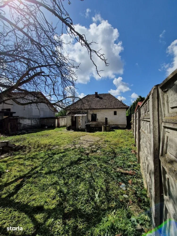 BRASADAS vinde casa cu teren 5 Ari zona Closca. - Agenția imobiliara BRASADAS vinde casa individuala in zona Closca.
Investiție excelentă, posibilitate de a restaura casă existentă sau de a construi una sau două case independente noi pe terenul de 500mp.
Aproape de toate serviciile principale:100m - Minimarket450m - Piața Someș500m - Spitalul Județean de Urgență600m - Supermarket Penny600m - Grădinița cu Program Prelungit700m - Școala Gimnazială1000m - Shopping City Satu Mare