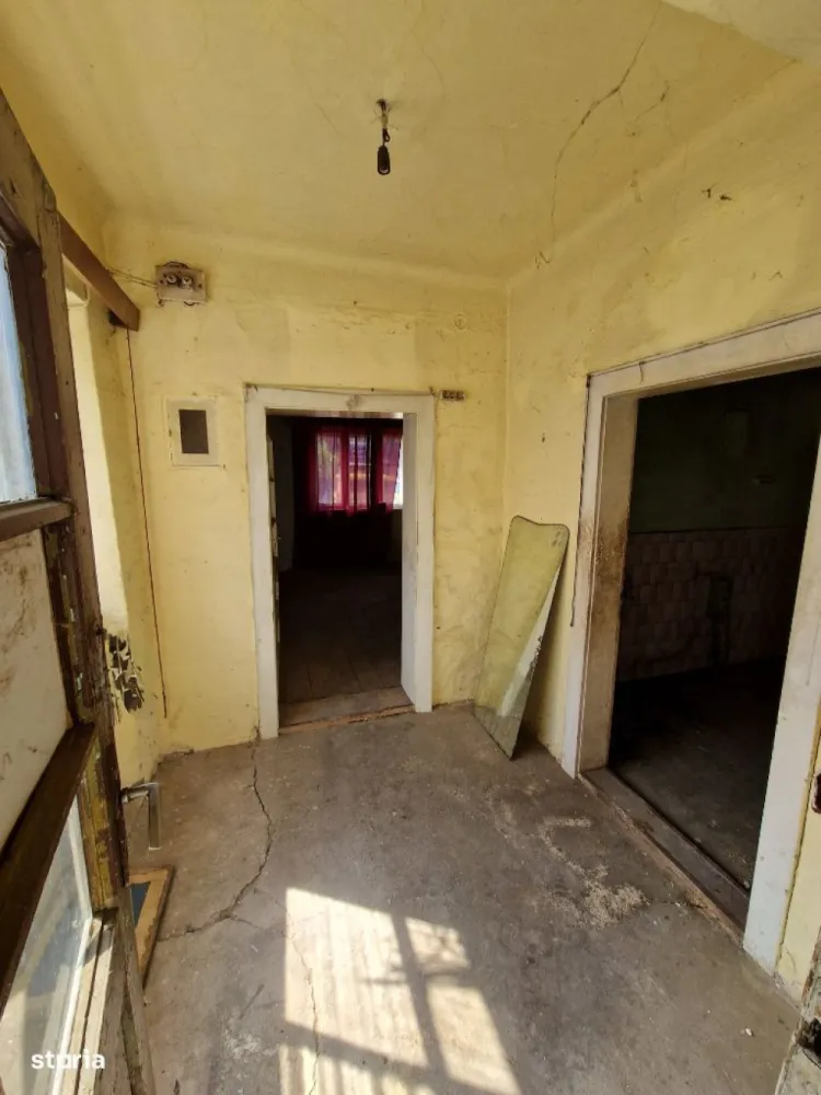 BRASADAS vinde casa cu teren 5 Ari zona Closca. - Agenția imobiliara BRASADAS vinde casa individuala in zona Closca.
Investiție excelentă, posibilitate de a restaura casă existentă sau de a construi una sau două case independente noi pe terenul de 500mp.
Aproape de toate serviciile principale:100m - Minimarket450m - Piața Someș500m - Spitalul Județean de Urgență600m - Supermarket Penny600m - Grădinița cu Program Prelungit700m - Școala Gimnazială1000m - Shopping City Satu Mare