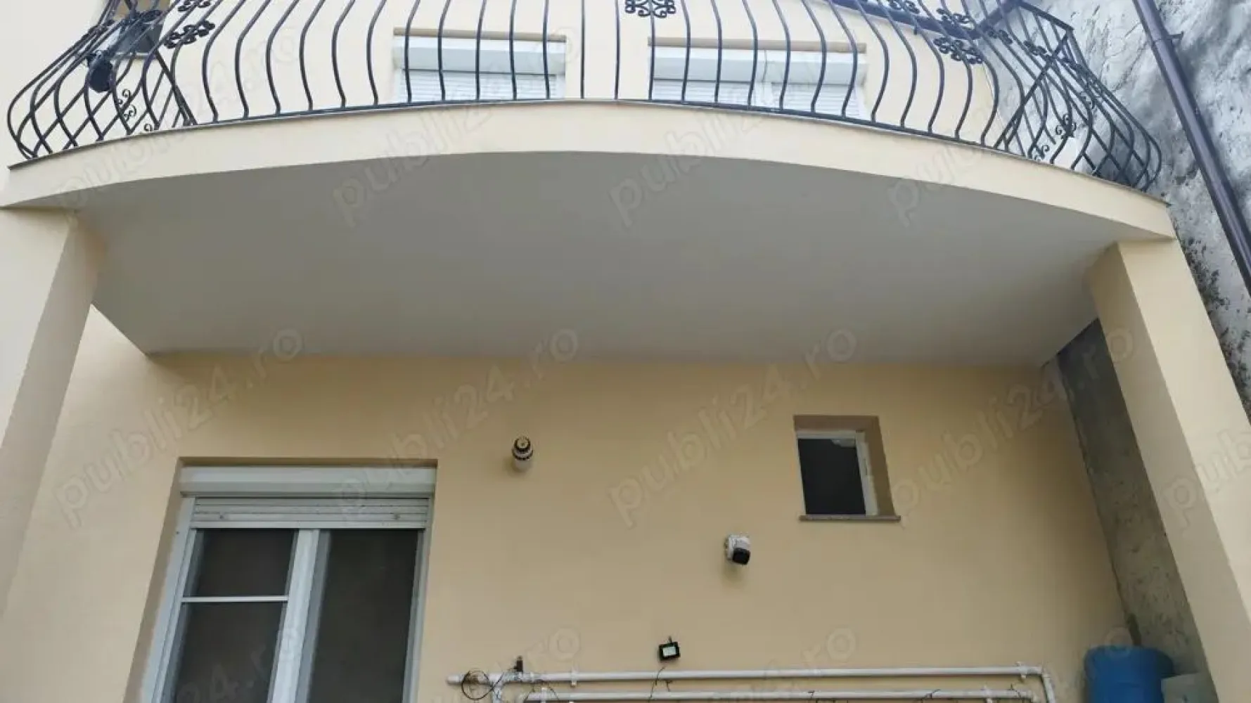 BRASADAS vinde casa cu fundație înaltă in zona 14 Mai. - Agentia Imobiliara BRASADAS vinde casa cu fundație înaltă, solidă din piatra și beton, cu 1 etaj în Satu Mare.(1 living, 3 dormitoare, 2 băi cu geam, 1 bucătărie, 1 cămară alimente mare cu fereastră, pivniță, curte proprie, centrală proprie, zona bună la 1 minut de farmacie, magazine, statia mijloc de transport în tot orașul).
Se accepta schimb cu casă solidă, mai mică.
Www.brasadas.com.