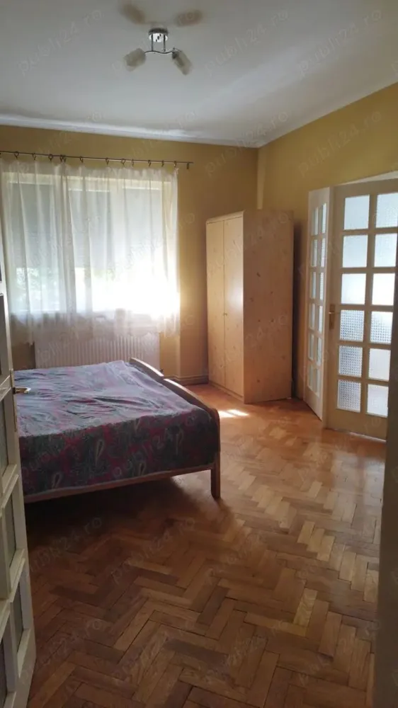 BRASADAS vinde casa cu fundație înaltă in zona 14 Mai. - Agentia Imobiliara BRASADAS vinde casa cu fundație înaltă, solidă din piatra și beton, cu 1 etaj în Satu Mare.(1 living, 3 dormitoare, 2 băi cu geam, 1 bucătărie, 1 cămară alimente mare cu fereastră, pivniță, curte proprie, centrală proprie, zona bună la 1 minut de farmacie, magazine, statia mijloc de transport în tot orașul).
Se accepta schimb cu casă solidă, mai mică.
Www.brasadas.com.