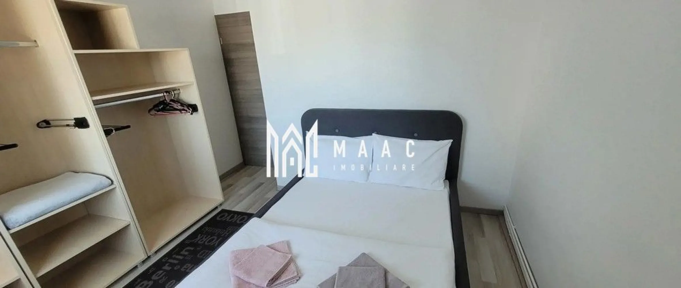 Apartament 3 camere | 80 MPU | Mobilat complet | Zona Gară - MAAC Imobiliare vă propune spre închiriere un apartament modern cu 3 camere, situat în zona Gării – una dintre cele mai conectate și accesibile zone ale Sibiului.
Proprietatea se află la etajul 1 și oferă o compartimentare practică, ideală pentru locuire confortabilă pe termen lung.

Detalii apartament:
Apartamentul are o suprafață de 80 mp utili și include un living generos, două dormitoare decomandate, două băi complet utilate și o bucătărie mobilată și utilată complet. Este dotat cu aer condiționat și se predă complet mobilat și utilat, gata pentru a fi locuit.

Beneficii:
Zonă centrală, aproape de gară și mijloace de transport
Acces rapid către centrul orașului
Apartament luminos, spațios și bine întreținut
Potrivit pentru familie, cuplu sau studenți

Pentru mai multe detalii sau pentru a programa o vizionare, vă rugăm să ne contactați.
Specificați ID-ul CP2851575.