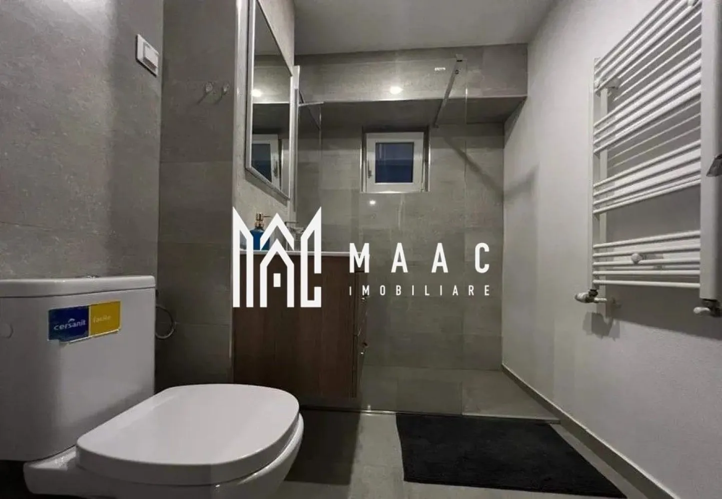 Apartament 3 camere | 80 MPU | Mobilat complet | Zona Gară - MAAC Imobiliare vă propune spre închiriere un apartament modern cu 3 camere, situat în zona Gării – una dintre cele mai conectate și accesibile zone ale Sibiului.
Proprietatea se află la etajul 1 și oferă o compartimentare practică, ideală pentru locuire confortabilă pe termen lung.

Detalii apartament:
Apartamentul are o suprafață de 80 mp utili și include un living generos, două dormitoare decomandate, două băi complet utilate și o bucătărie mobilată și utilată complet. Este dotat cu aer condiționat și se predă complet mobilat și utilat, gata pentru a fi locuit.

Beneficii:
Zonă centrală, aproape de gară și mijloace de transport
Acces rapid către centrul orașului
Apartament luminos, spațios și bine întreținut
Potrivit pentru familie, cuplu sau studenți

Pentru mai multe detalii sau pentru a programa o vizionare, vă rugăm să ne contactați.
Specificați ID-ul CP2851575.