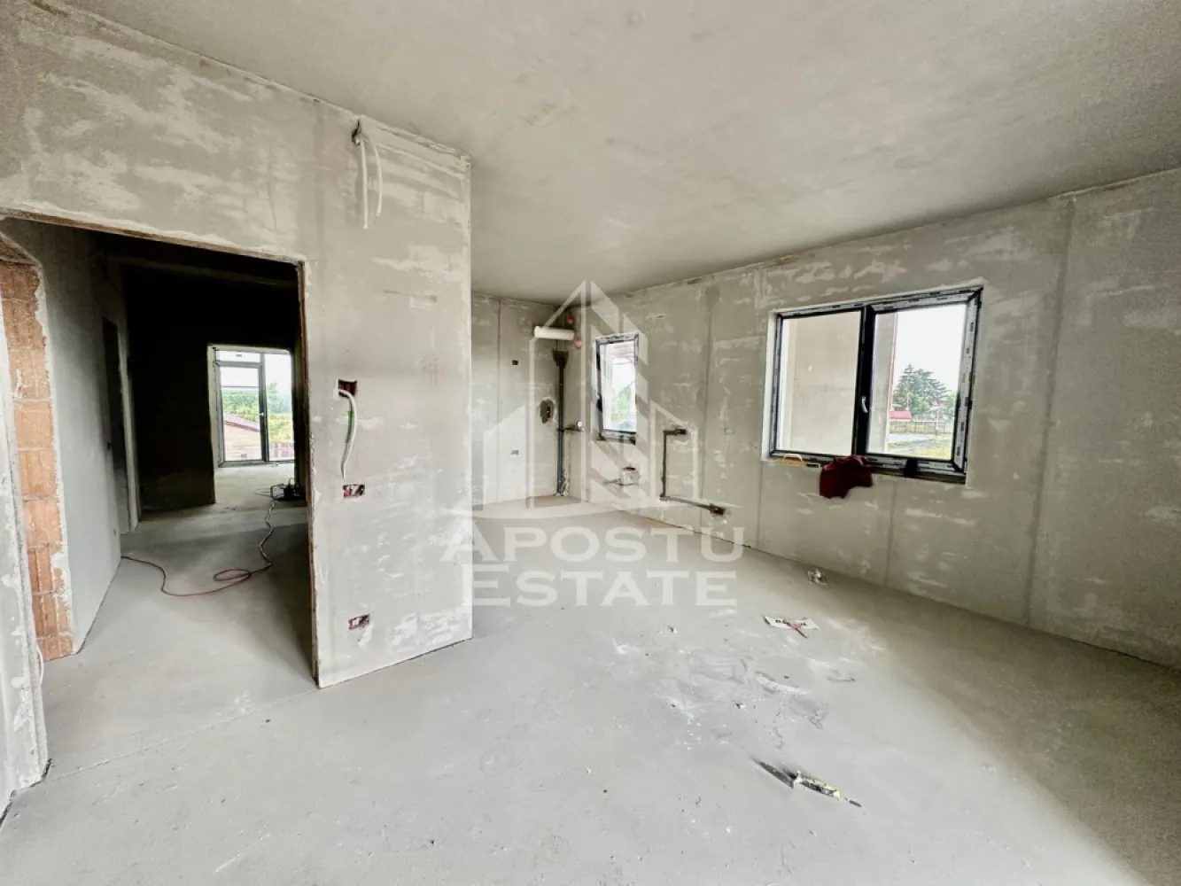 Apartament cu 3 camere, semidecomandat, etaj 1, zona Lidl din Giroc - APOSTU ESTATE va ofera spre vanzare un apartament cu 3 camere, semidecomandat, situat la etaj intermediar, in zona Lidl din Giroc.
Suprafata utila a apartamentului este de 68 mp + 2 balcoane de 12 mp fiecare.
Confortul termic se realizeaza cu ajutorul centralei proprii pe gaz cu incalzire in pardoseala.
Dispune de 1 loc de parcare.
Regimul de inaltime al blocului este P+2+M.
Blocul este realizat din caramida Porotherm de 30 de cm pe exterior si 25 de cm cu vata bazaltica in interior, intre apartamente.
Geamurile sunt tripan Rehau, iar usile de la Porta Doors.
Blocul dispune de camere de supraveghere.
Blocul este in constructie si are termen de predare septembrie anul acesta.

Compartimentare:
- hol acces
- living open space
- bucatarie
- 2 dormitoare
- baie
- 2 balcoane

Pretul este 113.000€
Va asteptam cu drag la o vizionare!
CP 2312054