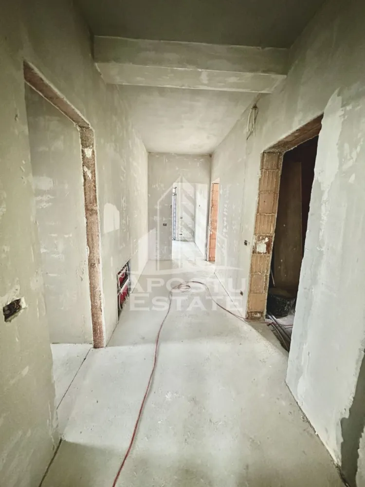 Apartament cu 3 camere, semidecomandat, etaj 1, zona Lidl din Giroc - APOSTU ESTATE va ofera spre vanzare un apartament cu 3 camere, semidecomandat, situat la etaj intermediar, in zona Lidl din Giroc.
Suprafata utila a apartamentului este de 68 mp + 2 balcoane de 12 mp fiecare.
Confortul termic se realizeaza cu ajutorul centralei proprii pe gaz cu incalzire in pardoseala.
Dispune de 1 loc de parcare.
Regimul de inaltime al blocului este P+2+M.
Blocul este realizat din caramida Porotherm de 30 de cm pe exterior si 25 de cm cu vata bazaltica in interior, intre apartamente.
Geamurile sunt tripan Rehau, iar usile de la Porta Doors.
Blocul dispune de camere de supraveghere.
Blocul este in constructie si are termen de predare septembrie anul acesta.

Compartimentare:
- hol acces
- living open space
- bucatarie
- 2 dormitoare
- baie
- 2 balcoane

Pretul este 113.000€
Va asteptam cu drag la o vizionare!
CP 2312054