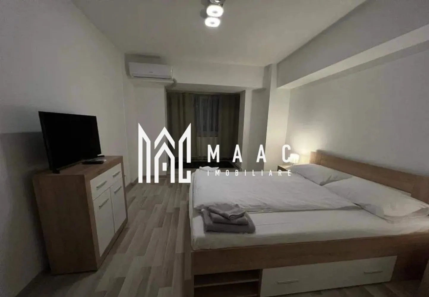 Apartament 3 camere | 80 MPU | Mobilat complet | Zona Gară - MAAC Imobiliare vă propune spre închiriere un apartament modern cu 3 camere, situat în zona Gării – una dintre cele mai conectate și accesibile zone ale Sibiului.
Proprietatea se află la etajul 1 și oferă o compartimentare practică, ideală pentru locuire confortabilă pe termen lung.

Detalii apartament:
Apartamentul are o suprafață de 80 mp utili și include un living generos, două dormitoare decomandate, două băi complet utilate și o bucătărie mobilată și utilată complet. Este dotat cu aer condiționat și se predă complet mobilat și utilat, gata pentru a fi locuit.

Beneficii:
Zonă centrală, aproape de gară și mijloace de transport
Acces rapid către centrul orașului
Apartament luminos, spațios și bine întreținut
Potrivit pentru familie, cuplu sau studenți

Pentru mai multe detalii sau pentru a programa o vizionare, vă rugăm să ne contactați.
Specificați ID-ul CP2851575.