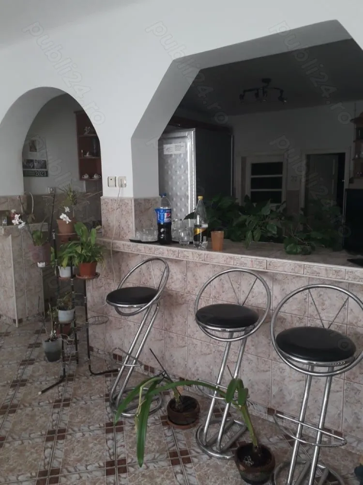 BRASADAS vinde casă in zona Barițiu. - Agentia Imobiliara BRASADAS vinde casă in Satu Mare, zona Barițiu, la 10 minute de centru, pe o stradă liniștită, aproape de piața de vechituri. Front stradal 18 ml.
Casa are 4 camere, living, bucătărie, baie. In curte este un garaj dublu, o bucătărie de vară cu o cameră și o baie. Curtea este betonată, boltă de viță de vie peste toată curtea.
Casa are in spate teren cu viță de vie, pomi fructiferi. 
Terenul total este de 33,3 ari.
www.brasadas.com.
