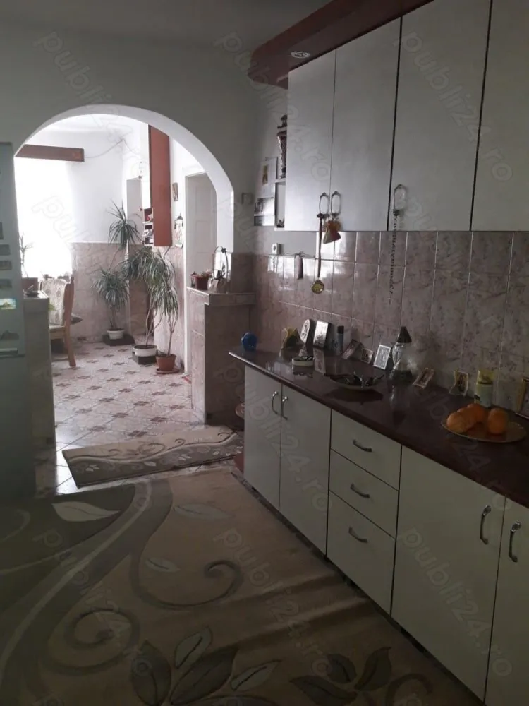 BRASADAS vinde casă in zona Barițiu. - Agentia Imobiliara BRASADAS vinde casă in Satu Mare, zona Barițiu, la 10 minute de centru, pe o stradă liniștită, aproape de piața de vechituri. Front stradal 18 ml.
Casa are 4 camere, living, bucătărie, baie. In curte este un garaj dublu, o bucătărie de vară cu o cameră și o baie. Curtea este betonată, boltă de viță de vie peste toată curtea.
Casa are in spate teren cu viță de vie, pomi fructiferi. 
Terenul total este de 33,3 ari.
www.brasadas.com.