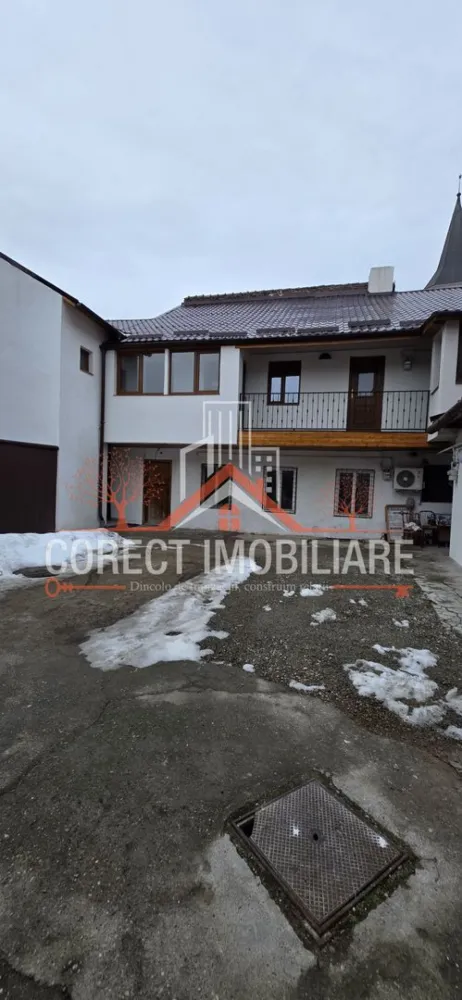Apartament la casa 72 mp utili etaj 1 Independentei - Eleganță și intimitate – apartament la casă, 2 camere, Bulevardul Independenței
Apartament la casă, renovat cu gust și materiale de calitate, situat pe Bulevardul Independenței, într-o zonă apreciată pentru accesibilitate și liniște.
Locuința oferă un echilibru reușit între funcționalitate și confort, fiind ideală pentru cei care își doresc intimitatea unei case, fără compromisuri specifice apartamentelor clasice.
Un punct forte îl reprezintă terasa de 12 mp, parțial închidebilă, perfectă pentru momente de relaxare sau ca extensie a spațiului de zi.
De asemenea, proprietatea dispune de cameră separată pentru spălat și uscat haine, un detaliu rar și extrem de practic.
În preț este inclusă o boxă de depozitare generoasă la parter (30 mp), oferind spațiu suficient pentru depozitare, hobby-uri sau echipamente.
Imobilul beneficiază de pod spațios, acoperiș nou și loc de parcare.
O proprietate bine gândită, caldă și primitoare, gata pentru mutare.
Compartimentare:
• living
• dormitor
• bucătărie separată
• baie
• hol + antreu
• terasă 12 mp (parțial închisă)
• cameră spălat/uscat haine
• boxă depozitare la parter – 30 mp (inclusă în preț)
• pod generos
• loc de parcare
 Zonă: Bulevardul Independenței