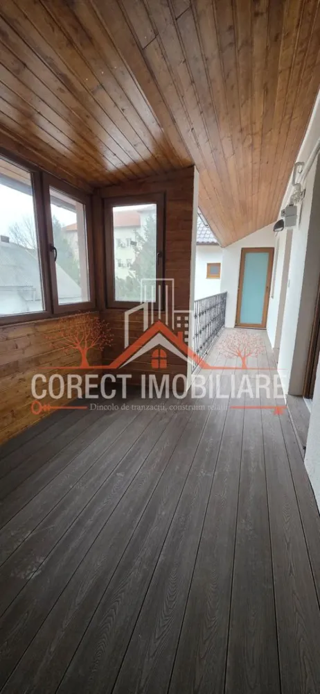 Apartament la casa 72 mp utili etaj 1 Independentei - Eleganță și intimitate – apartament la casă, 2 camere, Bulevardul Independenței
Apartament la casă, renovat cu gust și materiale de calitate, situat pe Bulevardul Independenței, într-o zonă apreciată pentru accesibilitate și liniște.
Locuința oferă un echilibru reușit între funcționalitate și confort, fiind ideală pentru cei care își doresc intimitatea unei case, fără compromisuri specifice apartamentelor clasice.
Un punct forte îl reprezintă terasa de 12 mp, parțial închidebilă, perfectă pentru momente de relaxare sau ca extensie a spațiului de zi.
De asemenea, proprietatea dispune de cameră separată pentru spălat și uscat haine, un detaliu rar și extrem de practic.
În preț este inclusă o boxă de depozitare generoasă la parter (30 mp), oferind spațiu suficient pentru depozitare, hobby-uri sau echipamente.
Imobilul beneficiază de pod spațios, acoperiș nou și loc de parcare.
O proprietate bine gândită, caldă și primitoare, gata pentru mutare.
Compartimentare:
• living
• dormitor
• bucătărie separată
• baie
• hol + antreu
• terasă 12 mp (parțial închisă)
• cameră spălat/uscat haine
• boxă depozitare la parter – 30 mp (inclusă în preț)
• pod generos
• loc de parcare
 Zonă: Bulevardul Independenței
