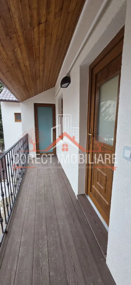 Apartament la casa 72 mp utili etaj 1 Independentei - Eleganță și intimitate – apartament la casă, 2 camere, Bulevardul Independenței
Apartament la casă, renovat cu gust și materiale de calitate, situat pe Bulevardul Independenței, într-o zonă apreciată pentru accesibilitate și liniște.
Locuința oferă un echilibru reușit între funcționalitate și confort, fiind ideală pentru cei care își doresc intimitatea unei case, fără compromisuri specifice apartamentelor clasice.
Un punct forte îl reprezintă terasa de 12 mp, parțial închidebilă, perfectă pentru momente de relaxare sau ca extensie a spațiului de zi.
De asemenea, proprietatea dispune de cameră separată pentru spălat și uscat haine, un detaliu rar și extrem de practic.
În preț este inclusă o boxă de depozitare generoasă la parter (30 mp), oferind spațiu suficient pentru depozitare, hobby-uri sau echipamente.
Imobilul beneficiază de pod spațios, acoperiș nou și loc de parcare.
O proprietate bine gândită, caldă și primitoare, gata pentru mutare.
Compartimentare:
• living
• dormitor
• bucătărie separată
• baie
• hol + antreu
• terasă 12 mp (parțial închisă)
• cameră spălat/uscat haine
• boxă depozitare la parter – 30 mp (inclusă în preț)
• pod generos
• loc de parcare
 Zonă: Bulevardul Independenței