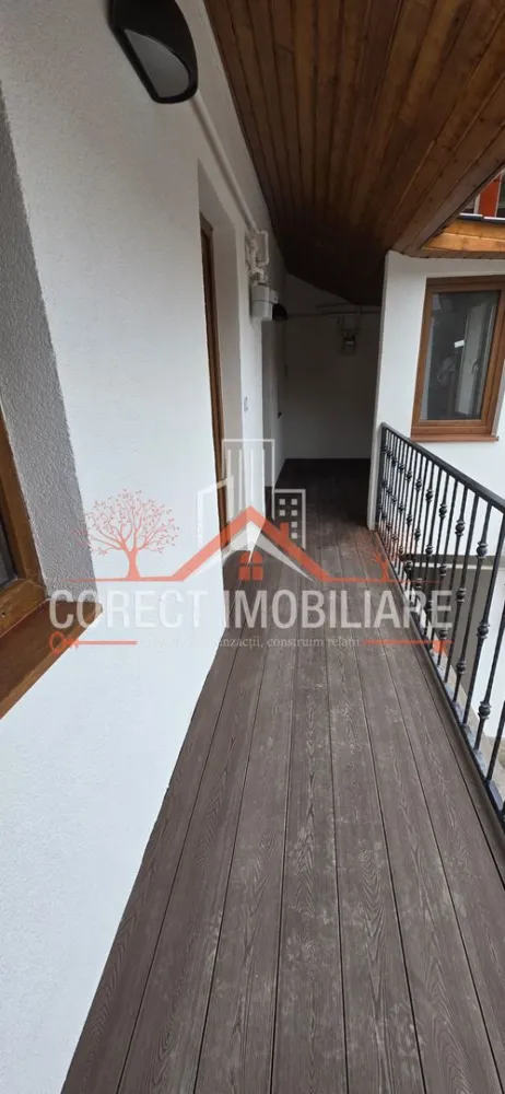 Apartament la casa 72 mp utili etaj 1 Independentei - Eleganță și intimitate – apartament la casă, 2 camere, Bulevardul Independenței
Apartament la casă, renovat cu gust și materiale de calitate, situat pe Bulevardul Independenței, într-o zonă apreciată pentru accesibilitate și liniște.
Locuința oferă un echilibru reușit între funcționalitate și confort, fiind ideală pentru cei care își doresc intimitatea unei case, fără compromisuri specifice apartamentelor clasice.
Un punct forte îl reprezintă terasa de 12 mp, parțial închidebilă, perfectă pentru momente de relaxare sau ca extensie a spațiului de zi.
De asemenea, proprietatea dispune de cameră separată pentru spălat și uscat haine, un detaliu rar și extrem de practic.
În preț este inclusă o boxă de depozitare generoasă la parter (30 mp), oferind spațiu suficient pentru depozitare, hobby-uri sau echipamente.
Imobilul beneficiază de pod spațios, acoperiș nou și loc de parcare.
O proprietate bine gândită, caldă și primitoare, gata pentru mutare.
Compartimentare:
• living
• dormitor
• bucătărie separată
• baie
• hol + antreu
• terasă 12 mp (parțial închisă)
• cameră spălat/uscat haine
• boxă depozitare la parter – 30 mp (inclusă în preț)
• pod generos
• loc de parcare
 Zonă: Bulevardul Independenței