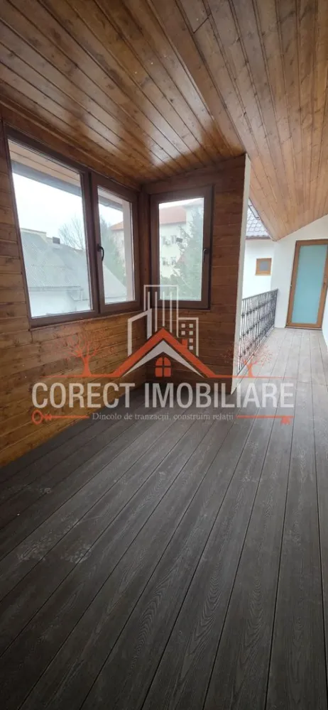 Apartament la casa 72 mp utili etaj 1 Independentei - Eleganță și intimitate – apartament la casă, 2 camere, Bulevardul Independenței
Apartament la casă, renovat cu gust și materiale de calitate, situat pe Bulevardul Independenței, într-o zonă apreciată pentru accesibilitate și liniște.
Locuința oferă un echilibru reușit între funcționalitate și confort, fiind ideală pentru cei care își doresc intimitatea unei case, fără compromisuri specifice apartamentelor clasice.
Un punct forte îl reprezintă terasa de 12 mp, parțial închidebilă, perfectă pentru momente de relaxare sau ca extensie a spațiului de zi.
De asemenea, proprietatea dispune de cameră separată pentru spălat și uscat haine, un detaliu rar și extrem de practic.
În preț este inclusă o boxă de depozitare generoasă la parter (30 mp), oferind spațiu suficient pentru depozitare, hobby-uri sau echipamente.
Imobilul beneficiază de pod spațios, acoperiș nou și loc de parcare.
O proprietate bine gândită, caldă și primitoare, gata pentru mutare.
Compartimentare:
• living
• dormitor
• bucătărie separată
• baie
• hol + antreu
• terasă 12 mp (parțial închisă)
• cameră spălat/uscat haine
• boxă depozitare la parter – 30 mp (inclusă în preț)
• pod generos
• loc de parcare
 Zonă: Bulevardul Independenței