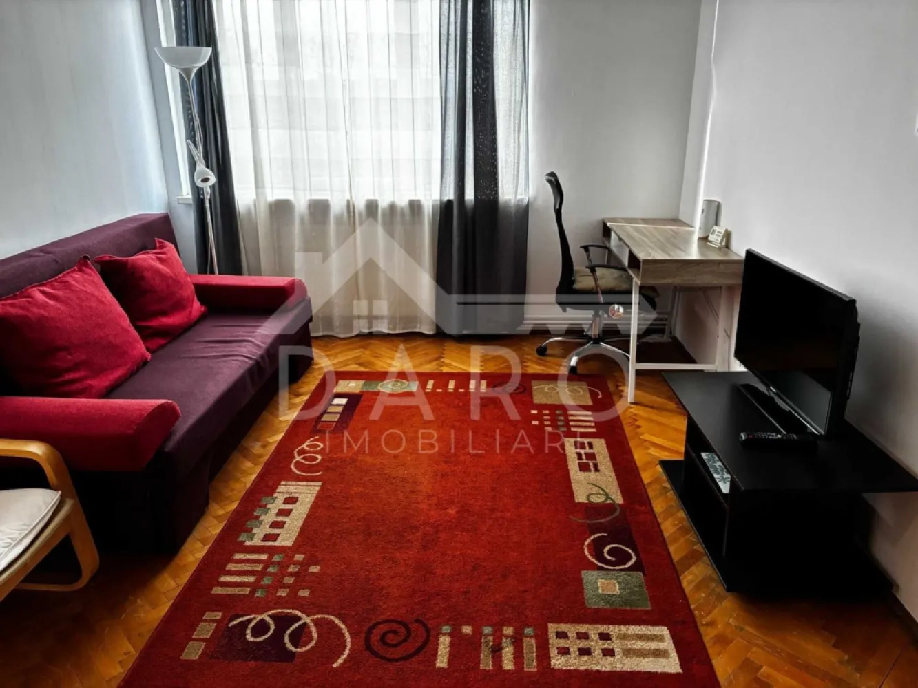 🏡 Apartament 2 camere de vânzare – Cornișa | Aproape de UMF | 109.700 - 🏡 Apartament 2 camere de vânzare – Cornișa | Aproape de UMF | 109.700 €
Se oferă spre vânzare un apartament cu 2 camere, situat în cartierul Cornișa, în imediata apropiere a căminelor studențești și a Universității de Medicină și Farmacie.
💶 Preț: 109.700 € (ușor negociabil)
📍 Etaj: 4 din 5
🔑 Disponibil pentru mutare imediată
Avantaje locație:
📍 La aproximativ 7–15 minute de mers pe jos până la UMF
📍 Zonă liniștită, cu mult spațiu verde și copaci
📍 Aproape de magazine, restaurante, farmacii și școli
📍 Parcare disponibilă în imediata vecinătate a blocului
💎 Ideal pentru locuință personală sau investiție pentru închiriere către studenți/rezidenți.
Dotări și caracteristici:
✔ Complet mobilat
✔ Centrală termică proprie
✔ Aer condiționat (split)
✔ Geamuri termopan
✔ Ușă metalică
✔ Două balcoane
✔ Compartimentare practică și spații luminoase
🤝 Proprietate promovată prin DARO Imobiliare
💳 Vrei să cumperi prin credit?
Prin Kiwi Finance beneficiezi de:
✔ analiză GRATUITĂ a eligibilității
✔ acces la oferte de la peste 12 bănci
✔ negocierea dobânzii în favoarea ta
✔ suport complet până la semnarea contractului
📞 Detalii și vizionări:
Coman Maria – DARO Imobiliare & Kiwi Finance
📱 0749 535 729
🔑 DARO Imobiliare – găsim proprietatea potrivită.
💳 Kiwi Finance – obținem creditul pentru a o cumpăra.