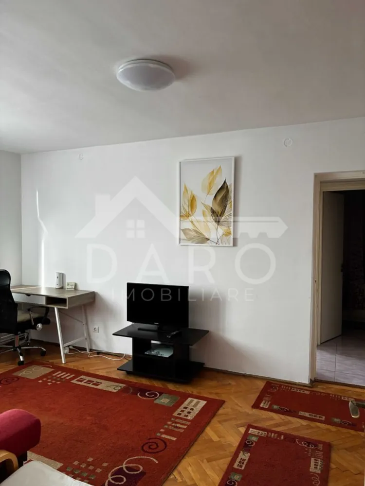 🏡 Apartament 2 camere de vânzare – Cornișa | Aproape de UMF | 109.700 - 🏡 Apartament 2 camere de vânzare – Cornișa | Aproape de UMF | 109.700 €
Se oferă spre vânzare un apartament cu 2 camere, situat în cartierul Cornișa, în imediata apropiere a căminelor studențești și a Universității de Medicină și Farmacie.
💶 Preț: 109.700 € (ușor negociabil)
📍 Etaj: 4 din 5
🔑 Disponibil pentru mutare imediată
Avantaje locație:
📍 La aproximativ 7–15 minute de mers pe jos până la UMF
📍 Zonă liniștită, cu mult spațiu verde și copaci
📍 Aproape de magazine, restaurante, farmacii și școli
📍 Parcare disponibilă în imediata vecinătate a blocului
💎 Ideal pentru locuință personală sau investiție pentru închiriere către studenți/rezidenți.
Dotări și caracteristici:
✔ Complet mobilat
✔ Centrală termică proprie
✔ Aer condiționat (split)
✔ Geamuri termopan
✔ Ușă metalică
✔ Două balcoane
✔ Compartimentare practică și spații luminoase
🤝 Proprietate promovată prin DARO Imobiliare
💳 Vrei să cumperi prin credit?
Prin Kiwi Finance beneficiezi de:
✔ analiză GRATUITĂ a eligibilității
✔ acces la oferte de la peste 12 bănci
✔ negocierea dobânzii în favoarea ta
✔ suport complet până la semnarea contractului
📞 Detalii și vizionări:
Coman Maria – DARO Imobiliare & Kiwi Finance
📱 0749 535 729
🔑 DARO Imobiliare – găsim proprietatea potrivită.
💳 Kiwi Finance – obținem creditul pentru a o cumpăra.