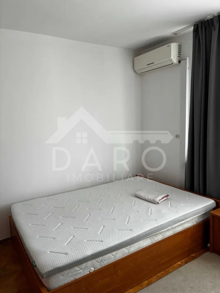 🏡 Apartament 2 camere de vânzare – Cornișa | Aproape de UMF | 109.700 - 🏡 Apartament 2 camere de vânzare – Cornișa | Aproape de UMF | 109.700 €
Se oferă spre vânzare un apartament cu 2 camere, situat în cartierul Cornișa, în imediata apropiere a căminelor studențești și a Universității de Medicină și Farmacie.
💶 Preț: 109.700 € (ușor negociabil)
📍 Etaj: 4 din 5
🔑 Disponibil pentru mutare imediată
Avantaje locație:
📍 La aproximativ 7–15 minute de mers pe jos până la UMF
📍 Zonă liniștită, cu mult spațiu verde și copaci
📍 Aproape de magazine, restaurante, farmacii și școli
📍 Parcare disponibilă în imediata vecinătate a blocului
💎 Ideal pentru locuință personală sau investiție pentru închiriere către studenți/rezidenți.
Dotări și caracteristici:
✔ Complet mobilat
✔ Centrală termică proprie
✔ Aer condiționat (split)
✔ Geamuri termopan
✔ Ușă metalică
✔ Două balcoane
✔ Compartimentare practică și spații luminoase
🤝 Proprietate promovată prin DARO Imobiliare
💳 Vrei să cumperi prin credit?
Prin Kiwi Finance beneficiezi de:
✔ analiză GRATUITĂ a eligibilității
✔ acces la oferte de la peste 12 bănci
✔ negocierea dobânzii în favoarea ta
✔ suport complet până la semnarea contractului
📞 Detalii și vizionări:
Coman Maria – DARO Imobiliare & Kiwi Finance
📱 0749 535 729
🔑 DARO Imobiliare – găsim proprietatea potrivită.
💳 Kiwi Finance – obținem creditul pentru a o cumpăra.