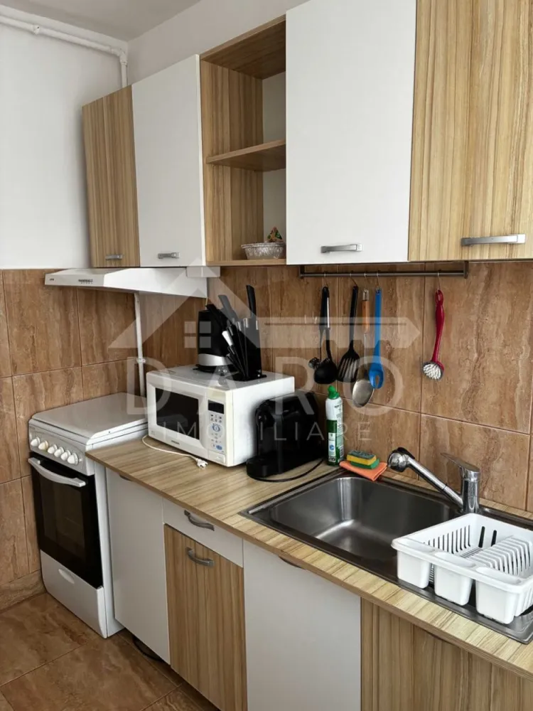 🏡 Apartament 2 camere de vânzare – Cornișa | Aproape de UMF | 109.700 - 🏡 Apartament 2 camere de vânzare – Cornișa | Aproape de UMF | 109.700 €
Se oferă spre vânzare un apartament cu 2 camere, situat în cartierul Cornișa, în imediata apropiere a căminelor studențești și a Universității de Medicină și Farmacie.
💶 Preț: 109.700 € (ușor negociabil)
📍 Etaj: 4 din 5
🔑 Disponibil pentru mutare imediată
Avantaje locație:
📍 La aproximativ 7–15 minute de mers pe jos până la UMF
📍 Zonă liniștită, cu mult spațiu verde și copaci
📍 Aproape de magazine, restaurante, farmacii și școli
📍 Parcare disponibilă în imediata vecinătate a blocului
💎 Ideal pentru locuință personală sau investiție pentru închiriere către studenți/rezidenți.
Dotări și caracteristici:
✔ Complet mobilat
✔ Centrală termică proprie
✔ Aer condiționat (split)
✔ Geamuri termopan
✔ Ușă metalică
✔ Două balcoane
✔ Compartimentare practică și spații luminoase
🤝 Proprietate promovată prin DARO Imobiliare
💳 Vrei să cumperi prin credit?
Prin Kiwi Finance beneficiezi de:
✔ analiză GRATUITĂ a eligibilității
✔ acces la oferte de la peste 12 bănci
✔ negocierea dobânzii în favoarea ta
✔ suport complet până la semnarea contractului
📞 Detalii și vizionări:
Coman Maria – DARO Imobiliare & Kiwi Finance
📱 0749 535 729
🔑 DARO Imobiliare – găsim proprietatea potrivită.
💳 Kiwi Finance – obținem creditul pentru a o cumpăra.