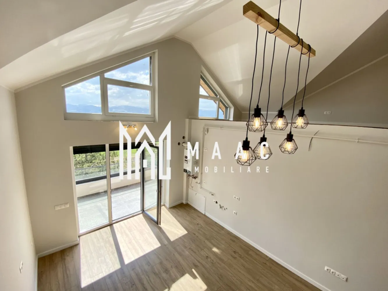 Apartament 4 camere | 133 MP | Parcare | Cartier rezidential - MAAC Imobiliare vă propune spre vânzare un apartament cu 5 camere, situat în noul cartier rezidențial DaVinci Homes, în zona de Vest a orașului Sibiu. 

Menționăm că fotografiile afișate sunt orientative și ilustrează varianta de predare la cheie, disponibilă opțional, contra cost.

Caracteristici:
Suprafață utilă: 133.5 mp
Terasa de 12.84 mp, cu vedere superbă către munți
Situat la etajul 2 al unui imobil cu regim de înălțime redus
Living cu înălțime de 5.6 m
Încălzire în pardoseală pe toată suprafața
Trei băi
Loc de parcare inclus
Orientare sudică
Terasa realizată cu sticlă securizată și sistem eficient de captare a apelor
Izolație exterioară cu vată bazaltică, pentru eficiență energetică și confort termic
Jaluzele electrice pentru un plus de confort
Spații comune finisate premium, inclusiv granit pe casa scării

Avantaje ale ansamblului DaVinci Homes
Procent ridicat de spații verzi, 45% din suprafață
Fațade realizate cu larice siberian și piatră naturală
Locuri de joacă moderne, amenajate de dezvoltator
Patru căi de acces către ansamblu, optimizând circulația și accesibilitatea.

Pentru mai multe detalii precizati telefonic ca ati vazut anuntul cu ID: CP2851461