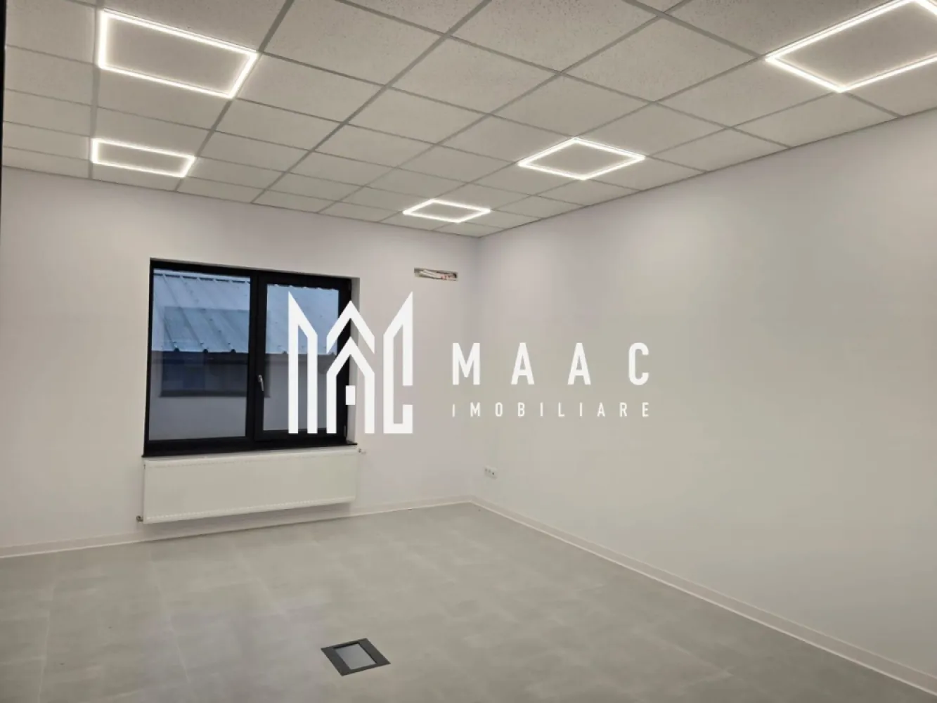 De inchiriat spatiu comercial I Talmaciu I Sibiu I pe DN 7 - MAAC Imobiliare vă propune spre închiriere un spațiu modern de birouri și showroom, situat într-o clădire nouă, concepută pentru activități comerciale și administrative, cu o suprafață totală de 470 metri pătrați. Proprietatea se remarcă prin funcționalitate, compartimentare eficientă și dotări adaptate unui mediu de lucru profesionist.

Clădirea este dispusă pe parter și etaj, fiecare nivel fiind echipat cu spații dedicate pentru toalete, oferind confort și acces facil pentru angajați și clienți. La parter, sistemul de încălzire este realizat prin pardoseală, asigurând o distribuție uniformă a temperaturii, iar etajul este dotat cu calorifere, adaptate utilizării eficiente a spațiului.

Compartimentarea este optimizată pentru desfășurarea diverselor tipuri de activități:
-7 birouri separate;
-1 showroom generos.

Spațiul beneficiază de încăperi aerisite, luminoase, cu geamuri mari panoramice, ce oferă lumină naturală pe tot parcursul zilei și contribuie la un ambient modern și productiv. Accesul în incintă este securizat prin poartă automată, iar proprietatea include 10 locuri de parcare, un avantaj important pentru echipele extinse sau pentru fluxul de clienți.

În completarea spațiului principal, există posibilitatea de a închiria un teren liber de 200 metri pătrați, situat în spatele clădirii, ideal pentru amplasarea unui cort destinat depozitării materialelor sau desfășurării unor activități auxiliare. Prețul pentru acest spațiu suplimentar este de 1 Euro pe metru pătrat pe lună, oferind flexibilitate în funcție de nevoile chiriașului.

Proprietatea reprezintă o alegere potrivită pentru companii care își doresc un sediu modern, bine compartimentat, cu showroom integrat și facilități complete, într-un spațiu adaptat cerințelor actuale din mediul de business.

Pentru mai multe detalii, vă rugăm să menționați telefonic numărul CP2878765.