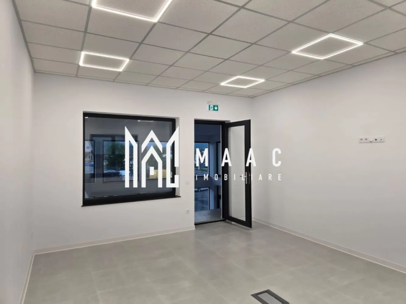 De inchiriat spatiu comercial I Talmaciu I Sibiu I pe DN 7 - MAAC Imobiliare vă propune spre închiriere un spațiu modern de birouri și showroom, situat într-o clădire nouă, concepută pentru activități comerciale și administrative, cu o suprafață totală de 470 metri pătrați. Proprietatea se remarcă prin funcționalitate, compartimentare eficientă și dotări adaptate unui mediu de lucru profesionist.

Clădirea este dispusă pe parter și etaj, fiecare nivel fiind echipat cu spații dedicate pentru toalete, oferind confort și acces facil pentru angajați și clienți. La parter, sistemul de încălzire este realizat prin pardoseală, asigurând o distribuție uniformă a temperaturii, iar etajul este dotat cu calorifere, adaptate utilizării eficiente a spațiului.

Compartimentarea este optimizată pentru desfășurarea diverselor tipuri de activități:
-7 birouri separate;
-1 showroom generos.

Spațiul beneficiază de încăperi aerisite, luminoase, cu geamuri mari panoramice, ce oferă lumină naturală pe tot parcursul zilei și contribuie la un ambient modern și productiv. Accesul în incintă este securizat prin poartă automată, iar proprietatea include 10 locuri de parcare, un avantaj important pentru echipele extinse sau pentru fluxul de clienți.

În completarea spațiului principal, există posibilitatea de a închiria un teren liber de 200 metri pătrați, situat în spatele clădirii, ideal pentru amplasarea unui cort destinat depozitării materialelor sau desfășurării unor activități auxiliare. Prețul pentru acest spațiu suplimentar este de 1 Euro pe metru pătrat pe lună, oferind flexibilitate în funcție de nevoile chiriașului.

Proprietatea reprezintă o alegere potrivită pentru companii care își doresc un sediu modern, bine compartimentat, cu showroom integrat și facilități complete, într-un spațiu adaptat cerințelor actuale din mediul de business.

Pentru mai multe detalii, vă rugăm să menționați telefonic numărul CP2878765.
