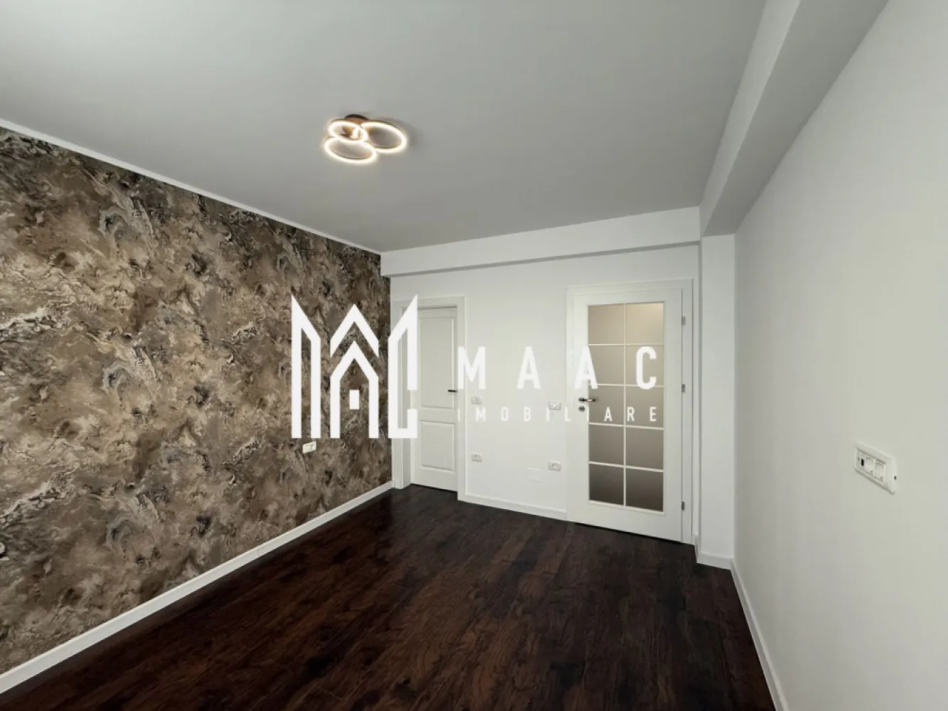 Apartament 3 camere | 150 MP | Balcon | La cheie | 2 Parcari - MAAC Imobiliare vă prezintă un apartament cu 3 camere, situat în Șelimbăr, într-o zonă bine dezvoltată, cu acces rapid către toate facilitățile urbane.

Caracteristici:
Apartament cu 3 camere, decomandat, dispus pe două niveluri.
Suprafață utilă de 150 mp.
Etaj 3 din 3.
An construcție 2003.
Balcon cu suprafața de aproximativ 6 mp.
Două locuri de parcare incluse.

Compartimentare:
Primul nivel este compus din hol de intrare, living spațios, bucătărie separată, un dormitor și două băi.
Etajul superior include un dormitor matrimonial și o baie, oferind un plus de intimitate și confort.

Dotări și confort:
Aer condiționat, pentru un climat interior optim pe tot parcursul anului.
Compartimentare eficientă, ideală pentru o familie numeroasă sau pentru cei care își doresc spații largi.

Avantaje locație:
Zonă foarte bine conectată, cu acces facil către magazine, centre comerciale, școli, grădinițe și alte servicii esențiale.

Pentru mai multe detalii precizati telefonic ca ati vazut anuntul cu ID: CP2934016