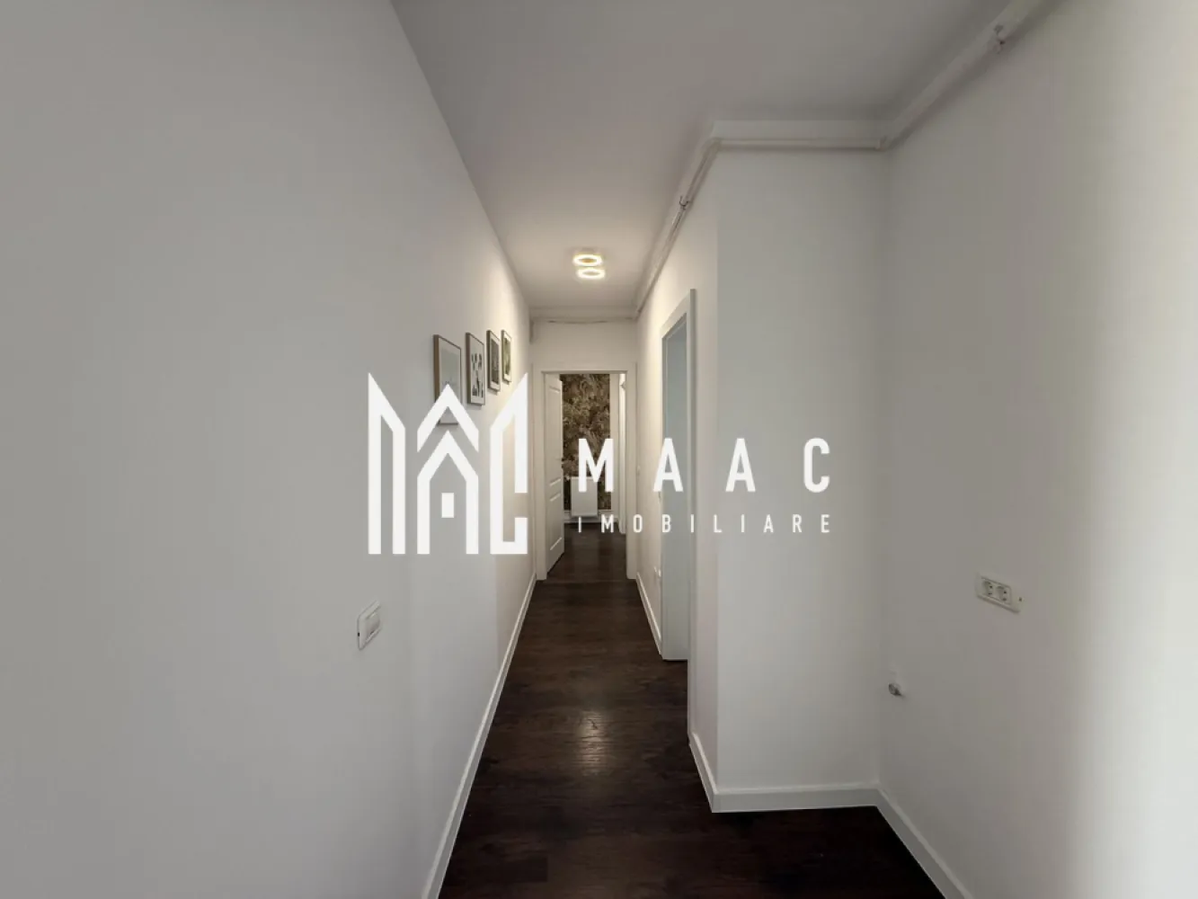 Apartament 3 camere | 150 MP | Balcon | La cheie | 2 Parcari - MAAC Imobiliare vă prezintă un apartament cu 3 camere, situat în Șelimbăr, într-o zonă bine dezvoltată, cu acces rapid către toate facilitățile urbane.

Caracteristici:
Apartament cu 3 camere, decomandat, dispus pe două niveluri.
Suprafață utilă de 150 mp.
Etaj 3 din 3.
An construcție 2003.
Balcon cu suprafața de aproximativ 6 mp.
Două locuri de parcare incluse.

Compartimentare:
Primul nivel este compus din hol de intrare, living spațios, bucătărie separată, un dormitor și două băi.
Etajul superior include un dormitor matrimonial și o baie, oferind un plus de intimitate și confort.

Dotări și confort:
Aer condiționat, pentru un climat interior optim pe tot parcursul anului.
Compartimentare eficientă, ideală pentru o familie numeroasă sau pentru cei care își doresc spații largi.

Avantaje locație:
Zonă foarte bine conectată, cu acces facil către magazine, centre comerciale, școli, grădinițe și alte servicii esențiale.

Pentru mai multe detalii precizati telefonic ca ati vazut anuntul cu ID: CP2934016