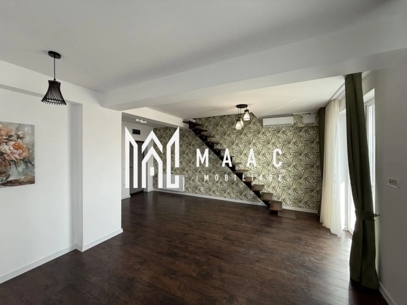 Apartament 3 camere | 150 MP | Balcon | La cheie | 2 Parcari - MAAC Imobiliare vă prezintă un apartament cu 3 camere, situat în Șelimbăr, într-o zonă bine dezvoltată, cu acces rapid către toate facilitățile urbane.

Caracteristici:
Apartament cu 3 camere, decomandat, dispus pe două niveluri.
Suprafață utilă de 150 mp.
Etaj 3 din 3.
An construcție 2003.
Balcon cu suprafața de aproximativ 6 mp.
Două locuri de parcare incluse.

Compartimentare:
Primul nivel este compus din hol de intrare, living spațios, bucătărie separată, un dormitor și două băi.
Etajul superior include un dormitor matrimonial și o baie, oferind un plus de intimitate și confort.

Dotări și confort:
Aer condiționat, pentru un climat interior optim pe tot parcursul anului.
Compartimentare eficientă, ideală pentru o familie numeroasă sau pentru cei care își doresc spații largi.

Avantaje locație:
Zonă foarte bine conectată, cu acces facil către magazine, centre comerciale, școli, grădinițe și alte servicii esențiale.

Pentru mai multe detalii precizati telefonic ca ati vazut anuntul cu ID: CP2934016