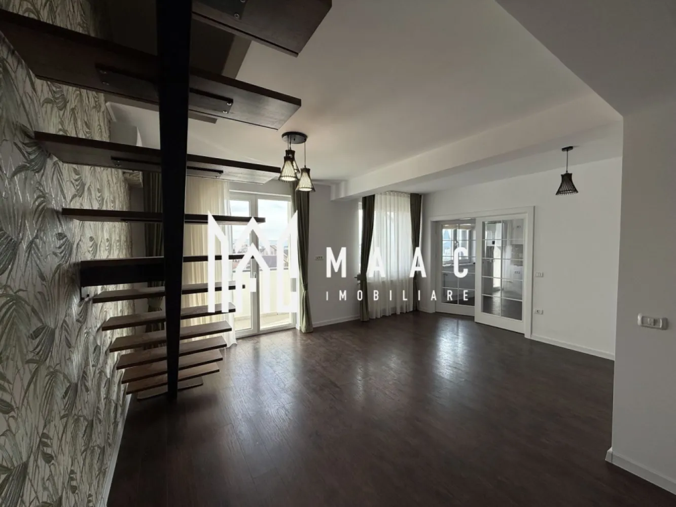Apartament 3 camere | 150 MP | Balcon | La cheie | 2 Parcari - MAAC Imobiliare vă prezintă un apartament cu 3 camere, situat în Șelimbăr, într-o zonă bine dezvoltată, cu acces rapid către toate facilitățile urbane.

Caracteristici:
Apartament cu 3 camere, decomandat, dispus pe două niveluri.
Suprafață utilă de 150 mp.
Etaj 3 din 3.
An construcție 2003.
Balcon cu suprafața de aproximativ 6 mp.
Două locuri de parcare incluse.

Compartimentare:
Primul nivel este compus din hol de intrare, living spațios, bucătărie separată, un dormitor și două băi.
Etajul superior include un dormitor matrimonial și o baie, oferind un plus de intimitate și confort.

Dotări și confort:
Aer condiționat, pentru un climat interior optim pe tot parcursul anului.
Compartimentare eficientă, ideală pentru o familie numeroasă sau pentru cei care își doresc spații largi.

Avantaje locație:
Zonă foarte bine conectată, cu acces facil către magazine, centre comerciale, școli, grădinițe și alte servicii esențiale.

Pentru mai multe detalii precizati telefonic ca ati vazut anuntul cu ID: CP2934016