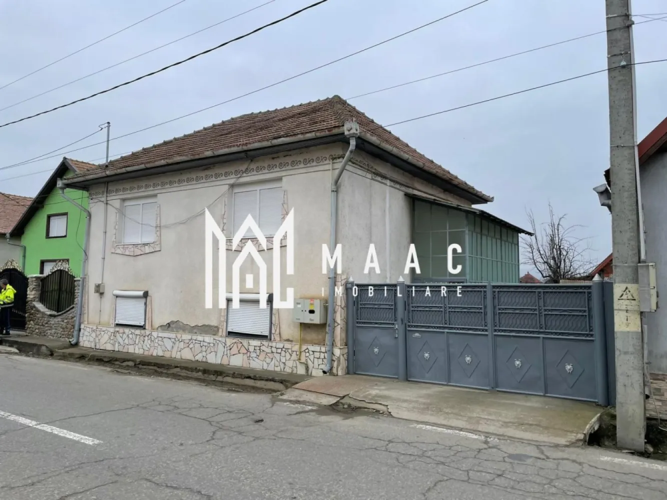 Casă I Teren de 4.500 mp I Anexe I Seica Mare - MAAC Imobiliare vă propune spre vânzare o proprietate deosebită situată în Șeica Mare, județul Sibiu, ideală pentru locuire, investiție sau dezvoltare, amplasată într-o zonă liniștită, bine conectată, cu acces facil la DN14, între Sibiu și Mediaș.

Proprietatea se evidențiază printr-un teren generos de 4.500 mp, cu deschidere la două străzi, oferind multiple posibilități de utilizare, parcelare sau extindere. O parcelă separată de 2.500 mp este complet îngrădită și dispune de poartă de acces, fiind potrivită pentru grădină, livadă, spații de recreere sau viitoare construcții.

Casa principală, cu o suprafață de aproximativ 160 mp, este complet funcțională și bine compartimentată, putând satisface nevoile unei familii numeroase sau fiind adaptabilă pentru activități turistice, servicii, birouri sau închiriere.

Compartimentare casă principală:
-6 camere
-5 dormitoare
-3 bucătării
-3 băi
-Demisol
-Garaj
-Șură și hambar din beton

Utilități:
-Apă
-Gaz
-Curent
-Canalizare
-Internet

Pe lângă locuința principală, proprietatea include două căsuțe individuale, fiecare compusă din:
-O cameră
-O baie

Aceste spații suplimentare pot fi utilizate ca locuințe pentru oaspeți, birouri separate, spații de lucru sau unități pentru închiriere, sporind potențialul investițional al proprietății.

Avantaje:
-Teren amplu cu acces pe două fronturi stradale
-Construcții solide și funcționale
-Posibilități multiple de extindere și investiție
-Zonă liniștită, cu aer curat și comunitate stabilă
-Utilități complete
-Potrivită pentru proiecte familiale, agroturistice sau dezvoltări pe termen lung

Localitatea Șeica Mare beneficiază de infrastructură completă și reprezintă o opțiune atractivă pentru cei care caută spațiu, intimitate și potențial real de dezvoltare într-o zonă accesibilă din județul Sibiu.

Pentru detalii suplimentare și programarea unei vizionări, vă rugăm să menționați la telefon numărul CP2851450.