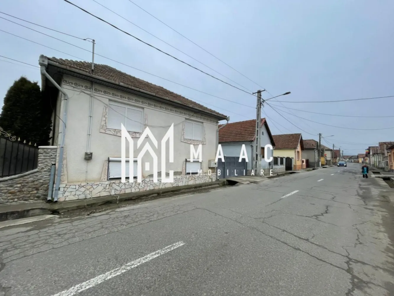 Casă I Teren de 4.500 mp I Anexe I Seica Mare - MAAC Imobiliare vă propune spre vânzare o proprietate deosebită situată în Șeica Mare, județul Sibiu, ideală pentru locuire, investiție sau dezvoltare, amplasată într-o zonă liniștită, bine conectată, cu acces facil la DN14, între Sibiu și Mediaș.

Proprietatea se evidențiază printr-un teren generos de 4.500 mp, cu deschidere la două străzi, oferind multiple posibilități de utilizare, parcelare sau extindere. O parcelă separată de 2.500 mp este complet îngrădită și dispune de poartă de acces, fiind potrivită pentru grădină, livadă, spații de recreere sau viitoare construcții.

Casa principală, cu o suprafață de aproximativ 160 mp, este complet funcțională și bine compartimentată, putând satisface nevoile unei familii numeroase sau fiind adaptabilă pentru activități turistice, servicii, birouri sau închiriere.

Compartimentare casă principală:
-6 camere
-5 dormitoare
-3 bucătării
-3 băi
-Demisol
-Garaj
-Șură și hambar din beton

Utilități:
-Apă
-Gaz
-Curent
-Canalizare
-Internet

Pe lângă locuința principală, proprietatea include două căsuțe individuale, fiecare compusă din:
-O cameră
-O baie

Aceste spații suplimentare pot fi utilizate ca locuințe pentru oaspeți, birouri separate, spații de lucru sau unități pentru închiriere, sporind potențialul investițional al proprietății.

Avantaje:
-Teren amplu cu acces pe două fronturi stradale
-Construcții solide și funcționale
-Posibilități multiple de extindere și investiție
-Zonă liniștită, cu aer curat și comunitate stabilă
-Utilități complete
-Potrivită pentru proiecte familiale, agroturistice sau dezvoltări pe termen lung

Localitatea Șeica Mare beneficiază de infrastructură completă și reprezintă o opțiune atractivă pentru cei care caută spațiu, intimitate și potențial real de dezvoltare într-o zonă accesibilă din județul Sibiu.

Pentru detalii suplimentare și programarea unei vizionări, vă rugăm să menționați la telefon numărul CP2851450.