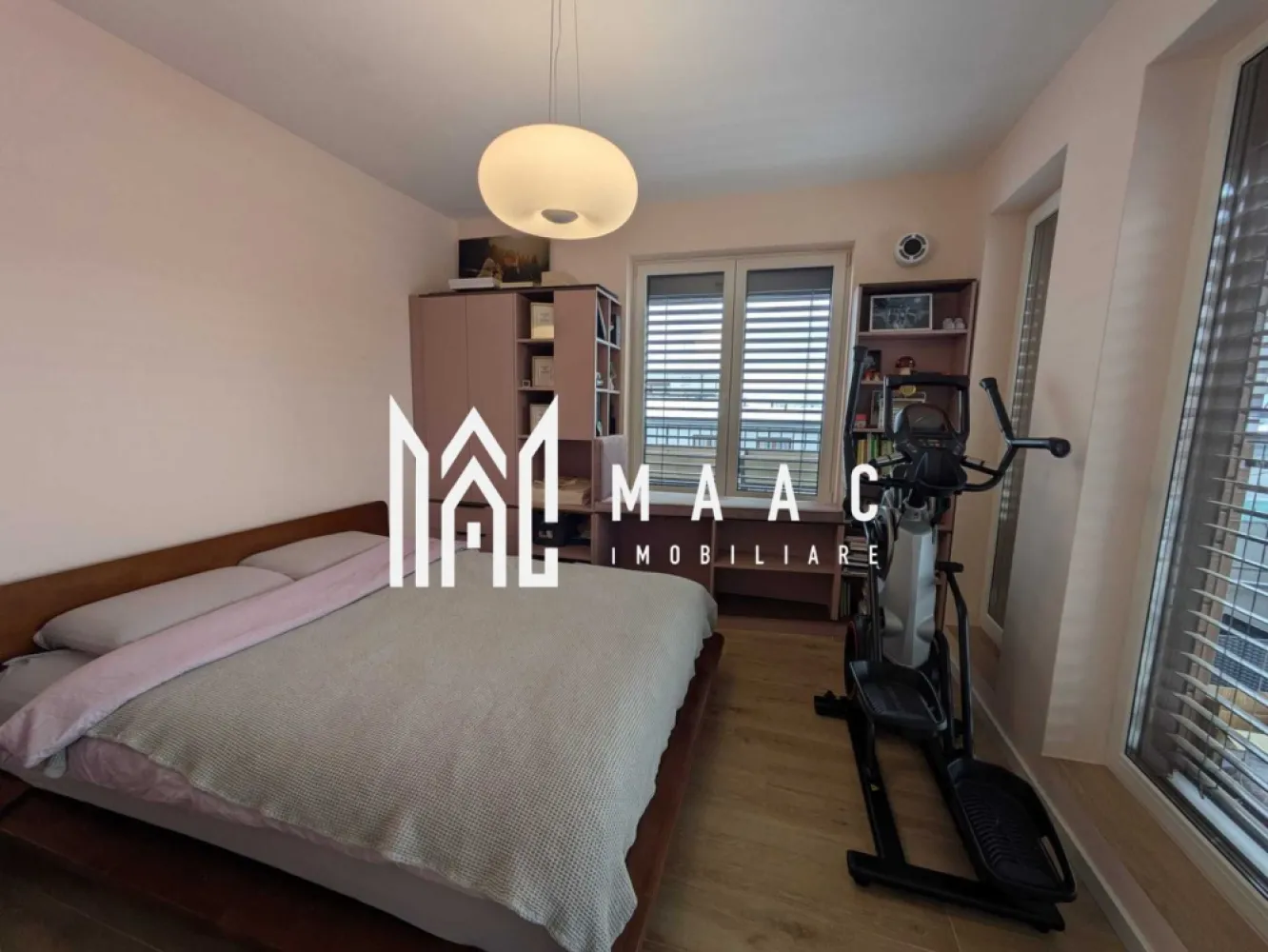 Penthouse 3 Camere | 60Mp | 2 Locuri de Parcare | Vedere Panoramica - MAAC Imobiliare vă prezintă un penthouse premium – confort, tehnologie și lifestyle la superlativ
 Zonă Turnișor – Sibiu
 Etaj 4, cu lift din garaj până la nivel

Se vinde un apartament tip penthouse, conceput pentru persoane care își doresc confort real, eficiență, tehnologie integrată și zero investiții după mutare. O proprietate rară, realizată la standard premium, unde fiecare detaliu a fost atent gândit.

 Date principale
Suprafață utilă: 60 mp
Terasă spectaculoasă: 40 mp
2 locuri de parcare în garaj subteran
Boxă amenajată cu rafturi
Costuri reduse de întreținere
Se vinde complet mobilat și utilat
 Concept & Poziționare

Apartamentul este ideal:
Persoane care lucrează de acasă
Cei care caută o locuință „de retragere”, unde totul este deja realizat la standard premium
Materiale durabile, ușor de întreținut, echipamente de top și soluții smart integrate – totul pregătit pentru un stil de viață modern.

 Dotări Premium incluse în preț
Tehnologie & Smart Home
Jaluzele exterioare electrice Somfy
Iluminat smart complet Govee (dimmable, RGB, temperatură reglabilă)
Întrerupătoare & prize touch Livolo
Încălzire în pardoseală cu termostat smart
Sistem climatizare inverter Daikin Emura 18.000 BTU
2 sisteme ventilație cu recuperare de căldură PRANA
Dezumidificatoare + umidificatoare cu purificare HEPA Alecoair
Filtre profesionale apă Aquator
Robot aspirator/mop Roborock
Majoritatea echipamentelor sunt controlabile din aplicație sau telecomandă.

Bucătărie & Electrocasnice
Electrocasnice premium Miele & Bosch
Blaturi și contrablat din compozit
Insulă centrală
Espressor automat Gaggia Magenta Milk
Mobilier & Design
Mobilă premium MDF mat, feronerie profesională Blum
Uși Porta Doors (filomuro, antifonică 37 dB, sticlă mată)
Termopane mari Rehau
Gresie & faianță Paradyz
Riflaj acustic din lemn de tec

Perete decorativ din trunchi de mesteacăn cu mușchi stabilizat
Rigips antifonant dublat
Dormitor matrimonial
Pat din lemn masiv, esență tare
Saltea profesională hotelieră 160x200 (valoare ~13.000 RON)

Cameră copil
Pat 120x200 lemn masiv
Scară sport cu bară tracțiuni
Pereți antifonați
Bai
WC smart cu bideu integrat
Lavoar dublu
Cabină duș cu geam și sistem de ventilație dedicat

 Terasă panoramică – un spațiu de lifestyle
Cei 40 mp de terasă devin o extensie reală a livingului:
Vedere deschisă către Sibiu și Munții Făgăraș
Marchiză electrică 4,5 x 5 m
Zonă BBQ (grătar electric Ninja)
Paturi înălțate pentru verdețur
Zonă dining + șezlonguri

Un spațiu rar întâlnit în Turnișor – privat, aerisit, luminos, cu panoramă largă.

 Proprietatea se vinde exact ca în prezentare, cu majoritatea dotărilor incluse.
Ideală pentru cineva care dorește să se mute fără investiții suplimentare.

Pentru mai multe detalii sau pentru programarea unei vizionări, vă rugăm să ne contactați specificând ID:CP2933183
