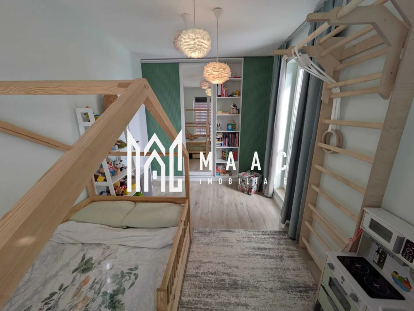 Penthouse 3 Camere | 60Mp | 2 Locuri de Parcare | Vedere Panoramica - MAAC Imobiliare vă prezintă un penthouse premium – confort, tehnologie și lifestyle la superlativ
 Zonă Turnișor – Sibiu
 Etaj 4, cu lift din garaj până la nivel

Se vinde un apartament tip penthouse, conceput pentru persoane care își doresc confort real, eficiență, tehnologie integrată și zero investiții după mutare. O proprietate rară, realizată la standard premium, unde fiecare detaliu a fost atent gândit.

 Date principale
Suprafață utilă: 60 mp
Terasă spectaculoasă: 40 mp
2 locuri de parcare în garaj subteran
Boxă amenajată cu rafturi
Costuri reduse de întreținere
Se vinde complet mobilat și utilat
 Concept & Poziționare

Apartamentul este ideal:
Persoane care lucrează de acasă
Cei care caută o locuință „de retragere”, unde totul este deja realizat la standard premium
Materiale durabile, ușor de întreținut, echipamente de top și soluții smart integrate – totul pregătit pentru un stil de viață modern.

 Dotări Premium incluse în preț
Tehnologie & Smart Home
Jaluzele exterioare electrice Somfy
Iluminat smart complet Govee (dimmable, RGB, temperatură reglabilă)
Întrerupătoare & prize touch Livolo
Încălzire în pardoseală cu termostat smart
Sistem climatizare inverter Daikin Emura 18.000 BTU
2 sisteme ventilație cu recuperare de căldură PRANA
Dezumidificatoare + umidificatoare cu purificare HEPA Alecoair
Filtre profesionale apă Aquator
Robot aspirator/mop Roborock
Majoritatea echipamentelor sunt controlabile din aplicație sau telecomandă.

Bucătărie & Electrocasnice
Electrocasnice premium Miele & Bosch
Blaturi și contrablat din compozit
Insulă centrală
Espressor automat Gaggia Magenta Milk
Mobilier & Design
Mobilă premium MDF mat, feronerie profesională Blum
Uși Porta Doors (filomuro, antifonică 37 dB, sticlă mată)
Termopane mari Rehau
Gresie & faianță Paradyz
Riflaj acustic din lemn de tec

Perete decorativ din trunchi de mesteacăn cu mușchi stabilizat
Rigips antifonant dublat
Dormitor matrimonial
Pat din lemn masiv, esență tare
Saltea profesională hotelieră 160x200 (valoare ~13.000 RON)

Cameră copil
Pat 120x200 lemn masiv
Scară sport cu bară tracțiuni
Pereți antifonați
Bai
WC smart cu bideu integrat
Lavoar dublu
Cabină duș cu geam și sistem de ventilație dedicat

 Terasă panoramică – un spațiu de lifestyle
Cei 40 mp de terasă devin o extensie reală a livingului:
Vedere deschisă către Sibiu și Munții Făgăraș
Marchiză electrică 4,5 x 5 m
Zonă BBQ (grătar electric Ninja)
Paturi înălțate pentru verdețur
Zonă dining + șezlonguri

Un spațiu rar întâlnit în Turnișor – privat, aerisit, luminos, cu panoramă largă.

 Proprietatea se vinde exact ca în prezentare, cu majoritatea dotărilor incluse.
Ideală pentru cineva care dorește să se mute fără investiții suplimentare.

Pentru mai multe detalii sau pentru programarea unei vizionări, vă rugăm să ne contactați specificând ID:CP2933183