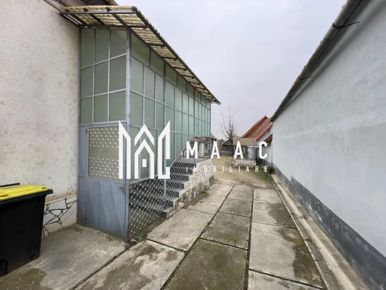 Casă I Teren de 4.500 mp I Anexe I Seica Mare - MAAC Imobiliare vă propune spre vânzare o proprietate deosebită situată în Șeica Mare, județul Sibiu, ideală pentru locuire, investiție sau dezvoltare, amplasată într-o zonă liniștită, bine conectată, cu acces facil la DN14, între Sibiu și Mediaș.

Proprietatea se evidențiază printr-un teren generos de 4.500 mp, cu deschidere la două străzi, oferind multiple posibilități de utilizare, parcelare sau extindere. O parcelă separată de 2.500 mp este complet îngrădită și dispune de poartă de acces, fiind potrivită pentru grădină, livadă, spații de recreere sau viitoare construcții.

Casa principală, cu o suprafață de aproximativ 160 mp, este complet funcțională și bine compartimentată, putând satisface nevoile unei familii numeroase sau fiind adaptabilă pentru activități turistice, servicii, birouri sau închiriere.

Compartimentare casă principală:
-6 camere
-5 dormitoare
-3 bucătării
-3 băi
-Demisol
-Garaj
-Șură și hambar din beton

Utilități:
-Apă
-Gaz
-Curent
-Canalizare
-Internet

Pe lângă locuința principală, proprietatea include două căsuțe individuale, fiecare compusă din:
-O cameră
-O baie

Aceste spații suplimentare pot fi utilizate ca locuințe pentru oaspeți, birouri separate, spații de lucru sau unități pentru închiriere, sporind potențialul investițional al proprietății.

Avantaje:
-Teren amplu cu acces pe două fronturi stradale
-Construcții solide și funcționale
-Posibilități multiple de extindere și investiție
-Zonă liniștită, cu aer curat și comunitate stabilă
-Utilități complete
-Potrivită pentru proiecte familiale, agroturistice sau dezvoltări pe termen lung

Localitatea Șeica Mare beneficiază de infrastructură completă și reprezintă o opțiune atractivă pentru cei care caută spațiu, intimitate și potențial real de dezvoltare într-o zonă accesibilă din județul Sibiu.

Pentru detalii suplimentare și programarea unei vizionări, vă rugăm să menționați la telefon numărul CP2851450.
