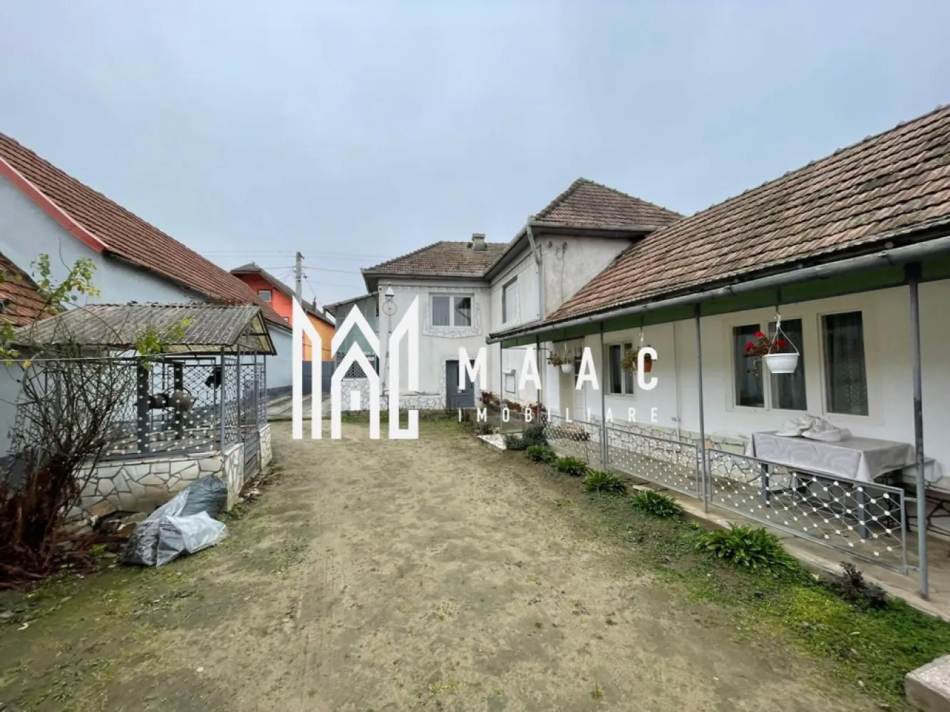 Casă I Teren de 4.500 mp I Anexe I Seica Mare - MAAC Imobiliare vă propune spre vânzare o proprietate deosebită situată în Șeica Mare, județul Sibiu, ideală pentru locuire, investiție sau dezvoltare, amplasată într-o zonă liniștită, bine conectată, cu acces facil la DN14, între Sibiu și Mediaș.

Proprietatea se evidențiază printr-un teren generos de 4.500 mp, cu deschidere la două străzi, oferind multiple posibilități de utilizare, parcelare sau extindere. O parcelă separată de 2.500 mp este complet îngrădită și dispune de poartă de acces, fiind potrivită pentru grădină, livadă, spații de recreere sau viitoare construcții.

Casa principală, cu o suprafață de aproximativ 160 mp, este complet funcțională și bine compartimentată, putând satisface nevoile unei familii numeroase sau fiind adaptabilă pentru activități turistice, servicii, birouri sau închiriere.

Compartimentare casă principală:
-6 camere
-5 dormitoare
-3 bucătării
-3 băi
-Demisol
-Garaj
-Șură și hambar din beton

Utilități:
-Apă
-Gaz
-Curent
-Canalizare
-Internet

Pe lângă locuința principală, proprietatea include două căsuțe individuale, fiecare compusă din:
-O cameră
-O baie

Aceste spații suplimentare pot fi utilizate ca locuințe pentru oaspeți, birouri separate, spații de lucru sau unități pentru închiriere, sporind potențialul investițional al proprietății.

Avantaje:
-Teren amplu cu acces pe două fronturi stradale
-Construcții solide și funcționale
-Posibilități multiple de extindere și investiție
-Zonă liniștită, cu aer curat și comunitate stabilă
-Utilități complete
-Potrivită pentru proiecte familiale, agroturistice sau dezvoltări pe termen lung

Localitatea Șeica Mare beneficiază de infrastructură completă și reprezintă o opțiune atractivă pentru cei care caută spațiu, intimitate și potențial real de dezvoltare într-o zonă accesibilă din județul Sibiu.

Pentru detalii suplimentare și programarea unei vizionări, vă rugăm să menționați la telefon numărul CP2851450.