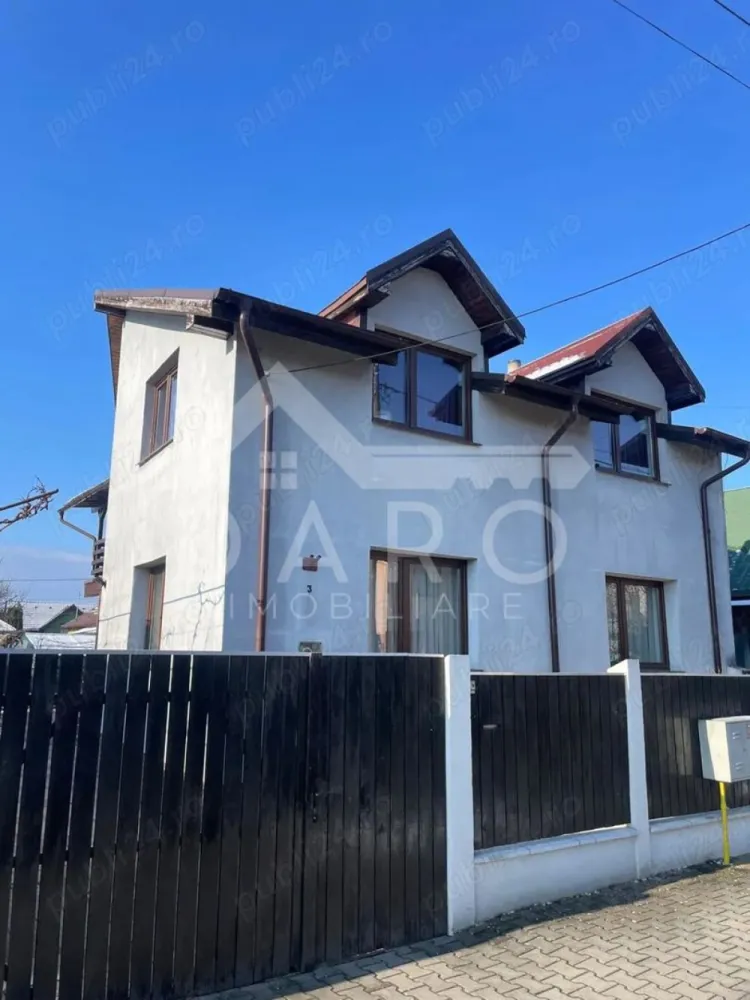 🏡 Casă individuală de vânzare – Unirii | Renovată 2022 | 315.000 € - 🏡 Casă individuală de vânzare – Unirii | Renovată 2022 | 315.000 €
Se oferă spre vânzare o casă individuală situată în Târgu Mureș, cartier Unirii, pe strada Sg. Maj. Lazăr Blejnari, într-o zonă liniștită, de case, ideală pentru o familie care își dorește confort, spațiu și intimitate.
💶 Preț: 315.000 €
📐 Suprafață utilă: 146,83 mp
🌳 Teren: 324 mp (curte liberă 232 mp)
📄 Acte la zi, liberă de sarcini
Compartimentare:
Parter – 69,22 mp
✔ Living
✔ Bucătărie
✔ Baie
✔ Cămară
✔ Antreu + casa scării
✔ Terasă
✔ Garaj
Mansardă înaltă (realizată în 2010) – 77,61 mp
✔ 3 camere
✔ Baie
✔ Debara (poate fi transformată în dressing)
✔ Hol + casa scării
✔ Terasă
Curte amenajată – 232 mp:
✔ Zonă pavată + gazon
✔ Pomi și flori
✔ Bucătărie exterioară (chiuvetă + plită electrică)
✔ Cuptor din cărămidă și grătar
✔ Spațiu depozitare
✔ Sistem irigații cu hidrofor (cost zero apă pentru exterior)
✔ Garaj + baie utilată
✔ 3 locuri de parcare (2 exterior + 1 garaj)
Construcție & utilități:
✔ Construcție din cărămidă, mansardă din lemn
✔ Renovare completă finisaje – 2022
✔ Izolație exterioară și interioară
✔ Geamuri termopan
✔ Încălzire prin panouri radiante + șemineu
✔ Boiler 100 L pentru apă caldă
✔ Consum mediu energie: aprox. 1.000 lei/lună
✔ Racord apă și canalizare
✔ Gaz disponibil – proiect aprobat pentru centrală
✔ Orientare S-E – ideală pentru panouri solare
Avantaje locație:
📍 Zonă liniștită, ferită de trafic
📍 Stradă asfaltată, iluminat public
📍 3 minute de Darina
📍 5 minute de Palas
📍 Stație de autobuz în apropiere
📍 Cartier de familii, foarte căutat
💎 Proprietate complet funcțională, modernizată recent, ideală pentru mutare imediată.