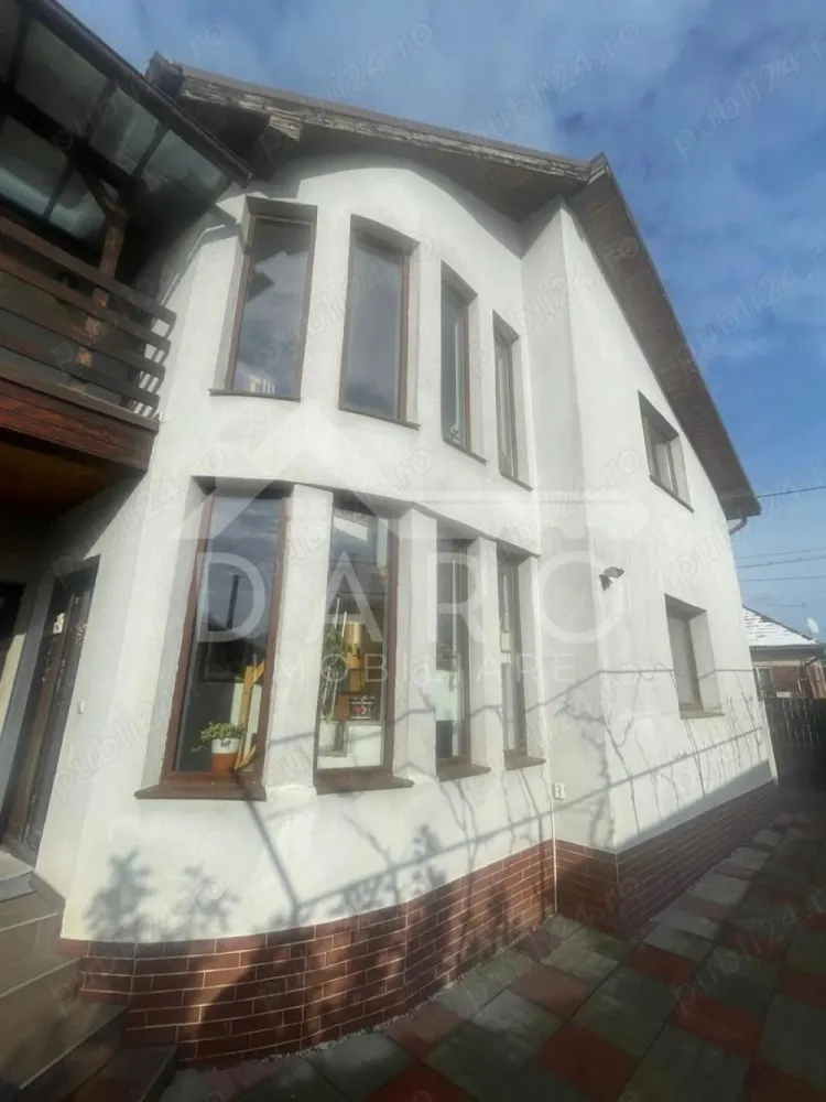 🏡 Casă individuală de vânzare – Unirii | Renovată 2022 | 315.000 € - 🏡 Casă individuală de vânzare – Unirii | Renovată 2022 | 315.000 €
Se oferă spre vânzare o casă individuală situată în Târgu Mureș, cartier Unirii, pe strada Sg. Maj. Lazăr Blejnari, într-o zonă liniștită, de case, ideală pentru o familie care își dorește confort, spațiu și intimitate.
💶 Preț: 315.000 €
📐 Suprafață utilă: 146,83 mp
🌳 Teren: 324 mp (curte liberă 232 mp)
📄 Acte la zi, liberă de sarcini
Compartimentare:
Parter – 69,22 mp
✔ Living
✔ Bucătărie
✔ Baie
✔ Cămară
✔ Antreu + casa scării
✔ Terasă
✔ Garaj
Mansardă înaltă (realizată în 2010) – 77,61 mp
✔ 3 camere
✔ Baie
✔ Debara (poate fi transformată în dressing)
✔ Hol + casa scării
✔ Terasă
Curte amenajată – 232 mp:
✔ Zonă pavată + gazon
✔ Pomi și flori
✔ Bucătărie exterioară (chiuvetă + plită electrică)
✔ Cuptor din cărămidă și grătar
✔ Spațiu depozitare
✔ Sistem irigații cu hidrofor (cost zero apă pentru exterior)
✔ Garaj + baie utilată
✔ 3 locuri de parcare (2 exterior + 1 garaj)
Construcție & utilități:
✔ Construcție din cărămidă, mansardă din lemn
✔ Renovare completă finisaje – 2022
✔ Izolație exterioară și interioară
✔ Geamuri termopan
✔ Încălzire prin panouri radiante + șemineu
✔ Boiler 100 L pentru apă caldă
✔ Consum mediu energie: aprox. 1.000 lei/lună
✔ Racord apă și canalizare
✔ Gaz disponibil – proiect aprobat pentru centrală
✔ Orientare S-E – ideală pentru panouri solare
Avantaje locație:
📍 Zonă liniștită, ferită de trafic
📍 Stradă asfaltată, iluminat public
📍 3 minute de Darina
📍 5 minute de Palas
📍 Stație de autobuz în apropiere
📍 Cartier de familii, foarte căutat
💎 Proprietate complet funcțională, modernizată recent, ideală pentru mutare imediată.