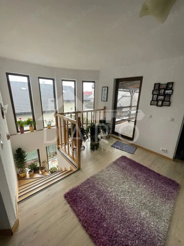 🏡 Casă individuală de vânzare – Unirii | Renovată 2022 | 315.000 € - 🏡 Casă individuală de vânzare – Unirii | Renovată 2022 | 315.000 €
Se oferă spre vânzare o casă individuală situată în Târgu Mureș, cartier Unirii, pe strada Sg. Maj. Lazăr Blejnari, într-o zonă liniștită, de case, ideală pentru o familie care își dorește confort, spațiu și intimitate.
💶 Preț: 315.000 €
📐 Suprafață utilă: 146,83 mp
🌳 Teren: 324 mp (curte liberă 232 mp)
📄 Acte la zi, liberă de sarcini
Compartimentare:
Parter – 69,22 mp
✔ Living
✔ Bucătărie
✔ Baie
✔ Cămară
✔ Antreu + casa scării
✔ Terasă
✔ Garaj
Mansardă înaltă (realizată în 2010) – 77,61 mp
✔ 3 camere
✔ Baie
✔ Debara (poate fi transformată în dressing)
✔ Hol + casa scării
✔ Terasă
Curte amenajată – 232 mp:
✔ Zonă pavată + gazon
✔ Pomi și flori
✔ Bucătărie exterioară (chiuvetă + plită electrică)
✔ Cuptor din cărămidă și grătar
✔ Spațiu depozitare
✔ Sistem irigații cu hidrofor (cost zero apă pentru exterior)
✔ Garaj + baie utilată
✔ 3 locuri de parcare (2 exterior + 1 garaj)
Construcție & utilități:
✔ Construcție din cărămidă, mansardă din lemn
✔ Renovare completă finisaje – 2022
✔ Izolație exterioară și interioară
✔ Geamuri termopan
✔ Încălzire prin panouri radiante + șemineu
✔ Boiler 100 L pentru apă caldă
✔ Consum mediu energie: aprox. 1.000 lei/lună
✔ Racord apă și canalizare
✔ Gaz disponibil – proiect aprobat pentru centrală
✔ Orientare S-E – ideală pentru panouri solare
Avantaje locație:
📍 Zonă liniștită, ferită de trafic
📍 Stradă asfaltată, iluminat public
📍 3 minute de Darina
📍 5 minute de Palas
📍 Stație de autobuz în apropiere
📍 Cartier de familii, foarte căutat
💎 Proprietate complet funcțională, modernizată recent, ideală pentru mutare imediată.