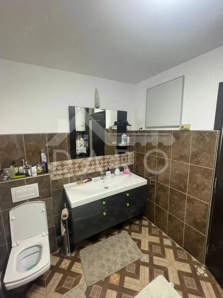 🏡 Casă individuală de vânzare – Unirii | Renovată 2022 | 315.000 € - 🏡 Casă individuală de vânzare – Unirii | Renovată 2022 | 315.000 €
Se oferă spre vânzare o casă individuală situată în Târgu Mureș, cartier Unirii, pe strada Sg. Maj. Lazăr Blejnari, într-o zonă liniștită, de case, ideală pentru o familie care își dorește confort, spațiu și intimitate.
💶 Preț: 315.000 €
📐 Suprafață utilă: 146,83 mp
🌳 Teren: 324 mp (curte liberă 232 mp)
📄 Acte la zi, liberă de sarcini
Compartimentare:
Parter – 69,22 mp
✔ Living
✔ Bucătărie
✔ Baie
✔ Cămară
✔ Antreu + casa scării
✔ Terasă
✔ Garaj
Mansardă înaltă (realizată în 2010) – 77,61 mp
✔ 3 camere
✔ Baie
✔ Debara (poate fi transformată în dressing)
✔ Hol + casa scării
✔ Terasă
Curte amenajată – 232 mp:
✔ Zonă pavată + gazon
✔ Pomi și flori
✔ Bucătărie exterioară (chiuvetă + plită electrică)
✔ Cuptor din cărămidă și grătar
✔ Spațiu depozitare
✔ Sistem irigații cu hidrofor (cost zero apă pentru exterior)
✔ Garaj + baie utilată
✔ 3 locuri de parcare (2 exterior + 1 garaj)
Construcție & utilități:
✔ Construcție din cărămidă, mansardă din lemn
✔ Renovare completă finisaje – 2022
✔ Izolație exterioară și interioară
✔ Geamuri termopan
✔ Încălzire prin panouri radiante + șemineu
✔ Boiler 100 L pentru apă caldă
✔ Consum mediu energie: aprox. 1.000 lei/lună
✔ Racord apă și canalizare
✔ Gaz disponibil – proiect aprobat pentru centrală
✔ Orientare S-E – ideală pentru panouri solare
Avantaje locație:
📍 Zonă liniștită, ferită de trafic
📍 Stradă asfaltată, iluminat public
📍 3 minute de Darina
📍 5 minute de Palas
📍 Stație de autobuz în apropiere
📍 Cartier de familii, foarte căutat
💎 Proprietate complet funcțională, modernizată recent, ideală pentru mutare imediată.