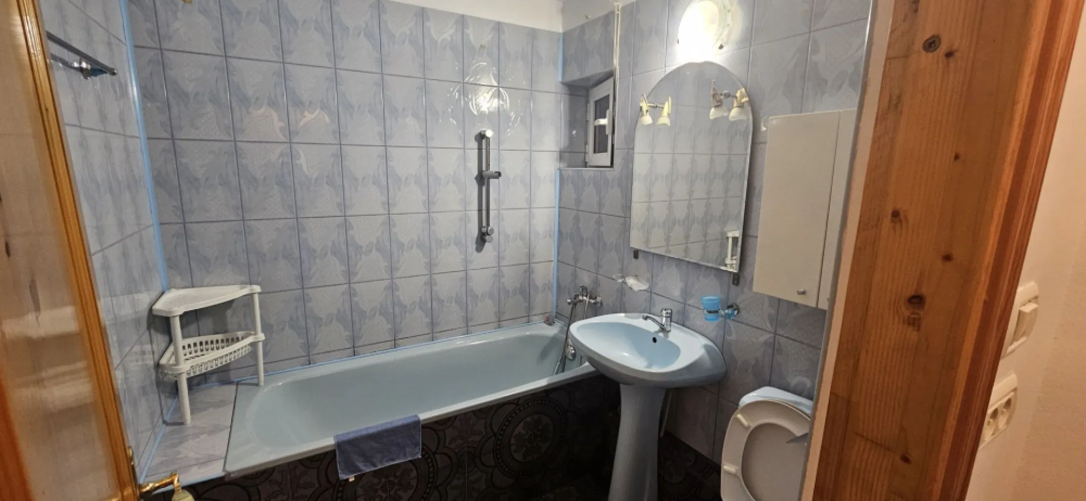 Apartament 3 camere de vânzare Crângași 75 mp bloc 1982 - K Imobiliare propune apartament de vânzare în Crângași, 3 camere, 75 mp, etaj 7, bloc 1982, decomandat, 2 băi, balcon închis și aer condiționat. , mobilat si utilat . Aproape de metrou, parc, școli și magazine.