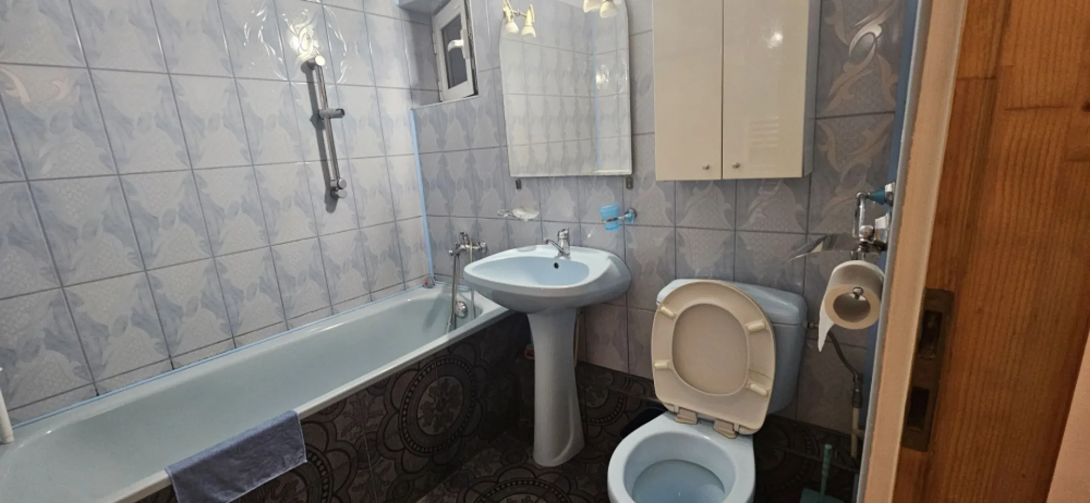 Apartament 3 camere de vânzare Crângași 75 mp bloc 1982 - K Imobiliare propune apartament de vânzare în Crângași, 3 camere, 75 mp, etaj 7, bloc 1982, decomandat, 2 băi, balcon închis și aer condiționat. , mobilat si utilat . Aproape de metrou, parc, școli și magazine.