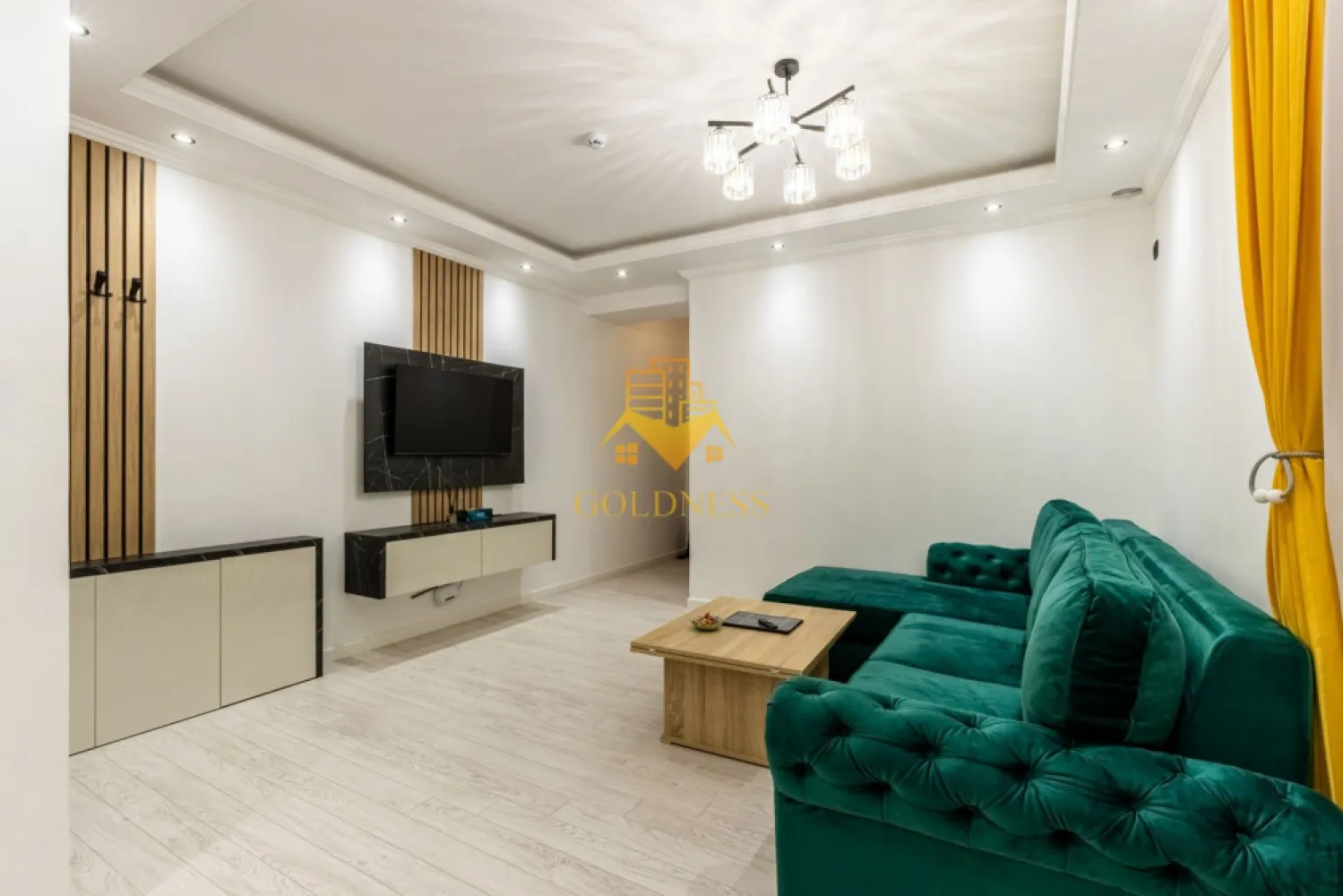 2 camere, Premium, bloc nou, parcare, Intre Lacuri, Dunarii Zona Iulis - GOLDNESS Imobiliare vă propune spre închiriere un apartament cu 2 camere complet mobilat și utilat, la parter într-un imobil de 3 etaje, în Cartierul Intre Lacuri.
Dispune de loc de parcare!
Se află în apropierea stațiilor de transport în comun, magazine, restaurante, spații verzi, farmacii, etc. 

Apartamentul este compartimentat astfel:
 - dormitor cu pat matrimonial, dressing, noptiere
 - living cu bucatarie open space complet utilată și mobilată, canapea extensibilă, loc de servit masa 
 - baie cu cabina de dus, calorifer port prosop și dulap pentru depozitare.

Imobilul este dotat cu toate cele necesare- centrală proprie, frigider, aragaz, hotă, mașină de spălat haine, etc. 

Dacă sunteți interesați de acest apartament și doriți să îl vizionați, dar și pentru alte oferte nu ezitați să ne contactați telefonic sau prin e-mail. Vă stăm la dispoziție!
Pentru intermediere se percepe un comision de 50% din prețul chiriei!