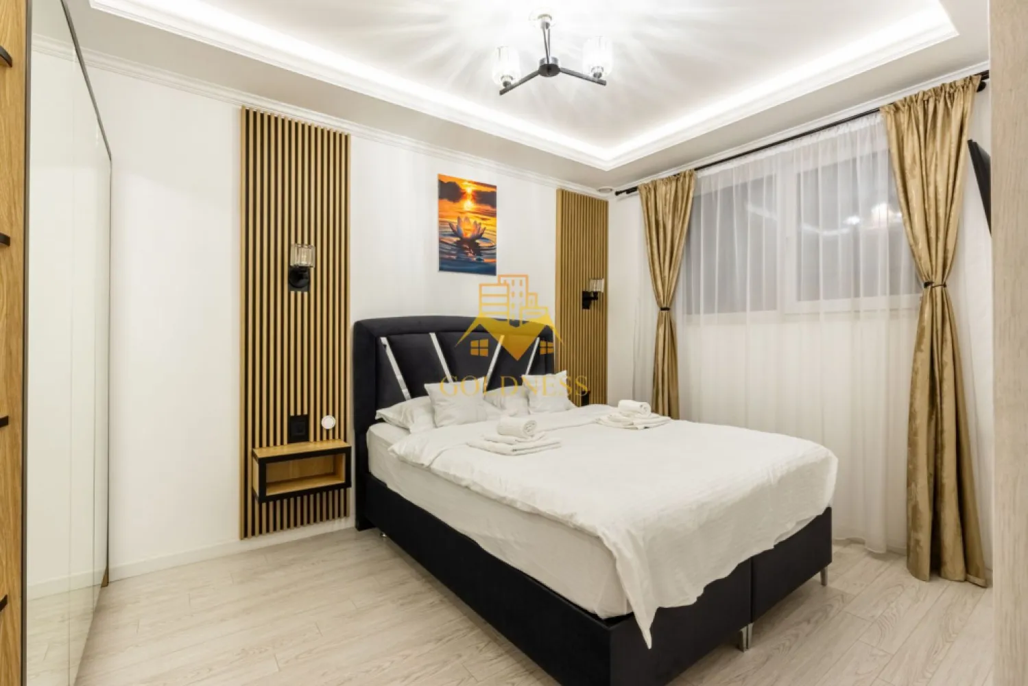 2 camere, Premium, bloc nou, parcare, Intre Lacuri, Dunarii Zona Iulis - GOLDNESS Imobiliare vă propune spre închiriere un apartament cu 2 camere complet mobilat și utilat, la parter într-un imobil de 3 etaje, în Cartierul Intre Lacuri.
Dispune de loc de parcare!
Se află în apropierea stațiilor de transport în comun, magazine, restaurante, spații verzi, farmacii, etc. 

Apartamentul este compartimentat astfel:
 - dormitor cu pat matrimonial, dressing, noptiere
 - living cu bucatarie open space complet utilată și mobilată, canapea extensibilă, loc de servit masa 
 - baie cu cabina de dus, calorifer port prosop și dulap pentru depozitare.

Imobilul este dotat cu toate cele necesare- centrală proprie, frigider, aragaz, hotă, mașină de spălat haine, etc. 

Dacă sunteți interesați de acest apartament și doriți să îl vizionați, dar și pentru alte oferte nu ezitați să ne contactați telefonic sau prin e-mail. Vă stăm la dispoziție!
Pentru intermediere se percepe un comision de 50% din prețul chiriei!